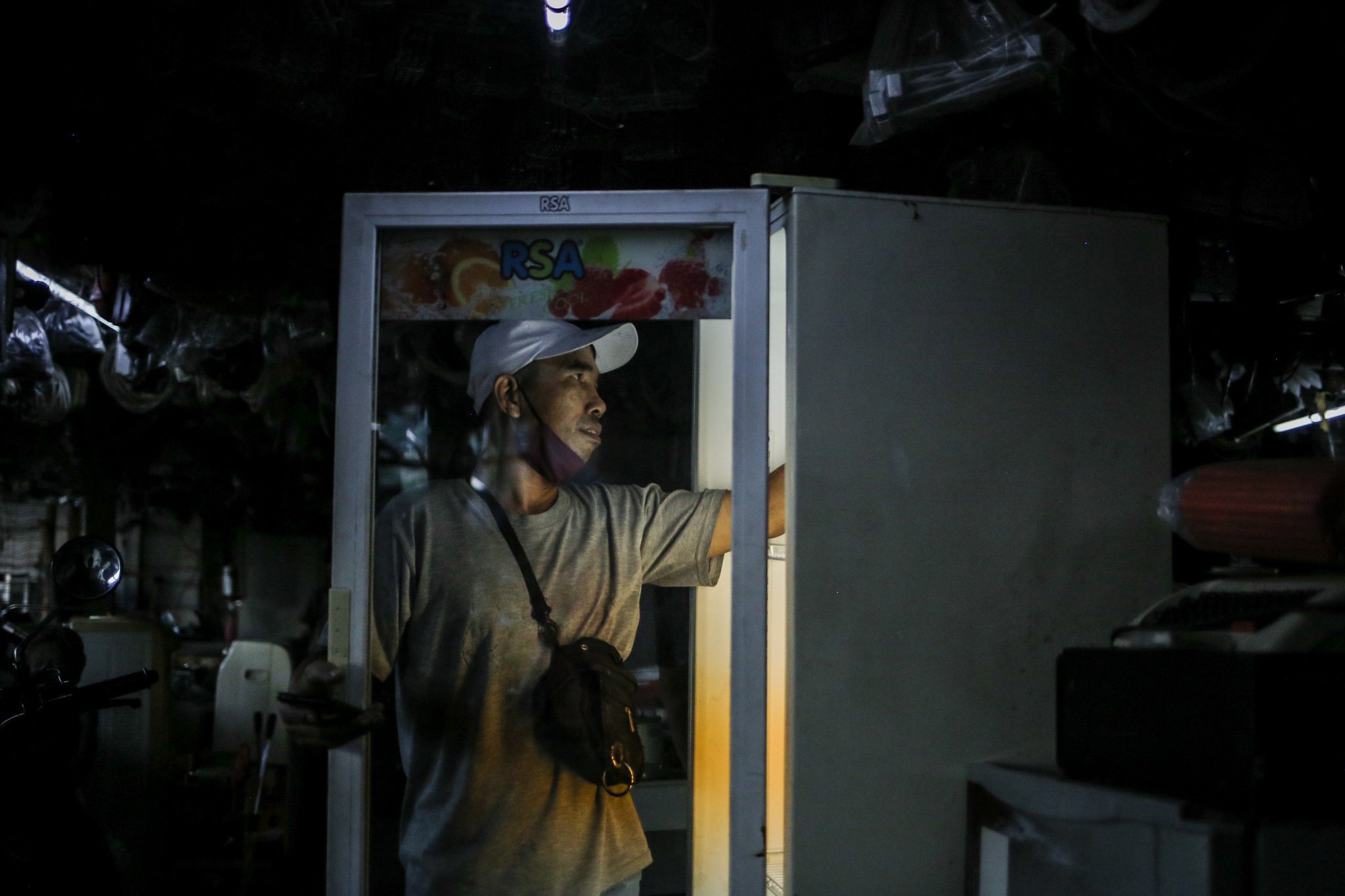 Pengunjung memeriksa kondisi kulkas bekas saat berbelanja di Mal Rongsok, Beji, Depok, Jawa Barat, jumat, (17/9/2021). Terdapat puluhan ribu jenis barang bekas, mulai dari elektronik hingga perabotan dapur dijejerkan di toko loak milik Nurcholis Agi pemilik usaha yang ia mulai dari hobi.