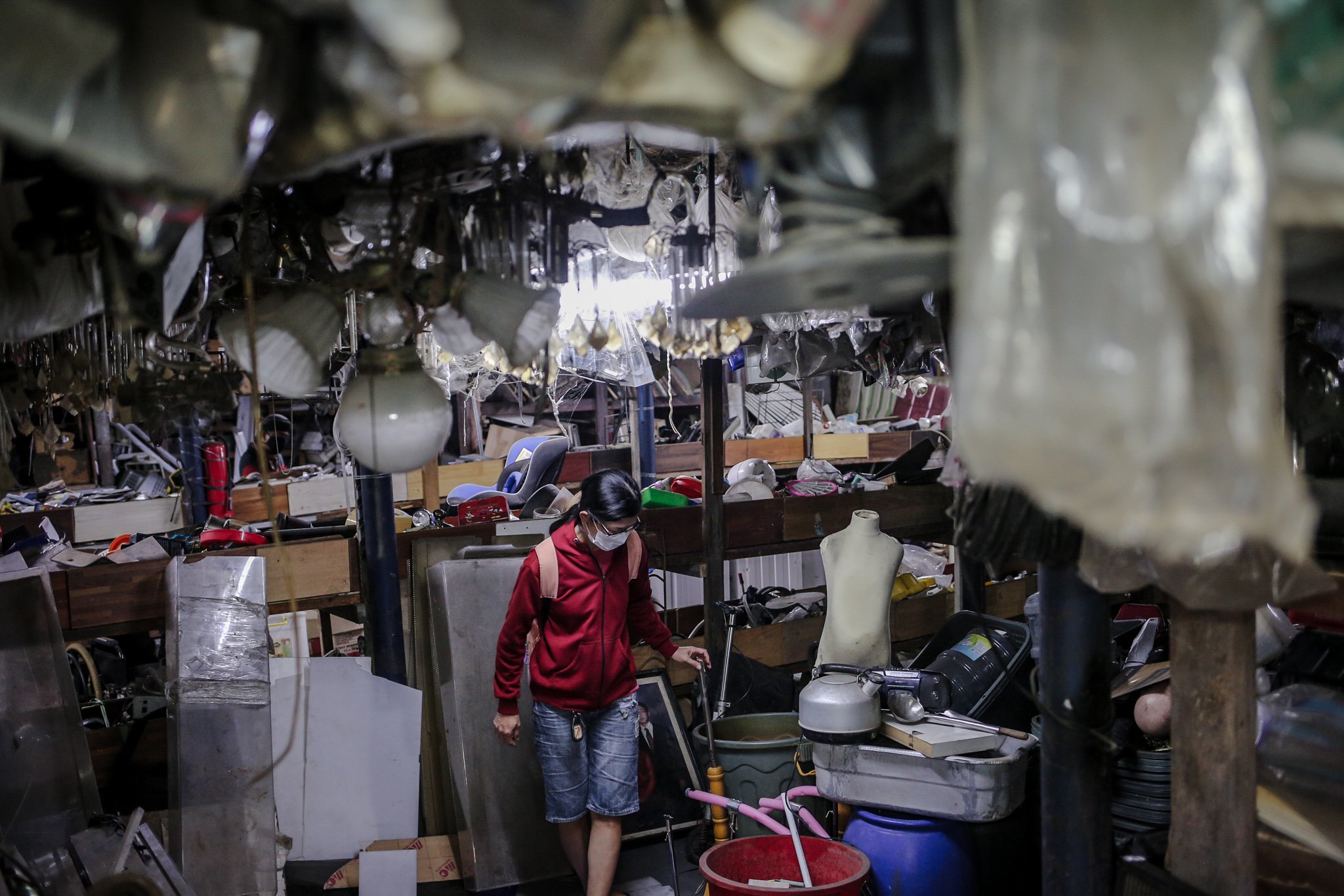 Pengunjung memilah barang bekas yang digantungkan di Mal Rongsok Beji, Depok, Jawa Barat, Jumat, (17/9/2021). Dinas Lingkungan Hidup (DLH) DKI Jakarta mencatat limbah eletronik pada periode Februari sampai dengan Oktober 2020 mencapai 22,6 ton atau sebanyak 22.683 kilogram.