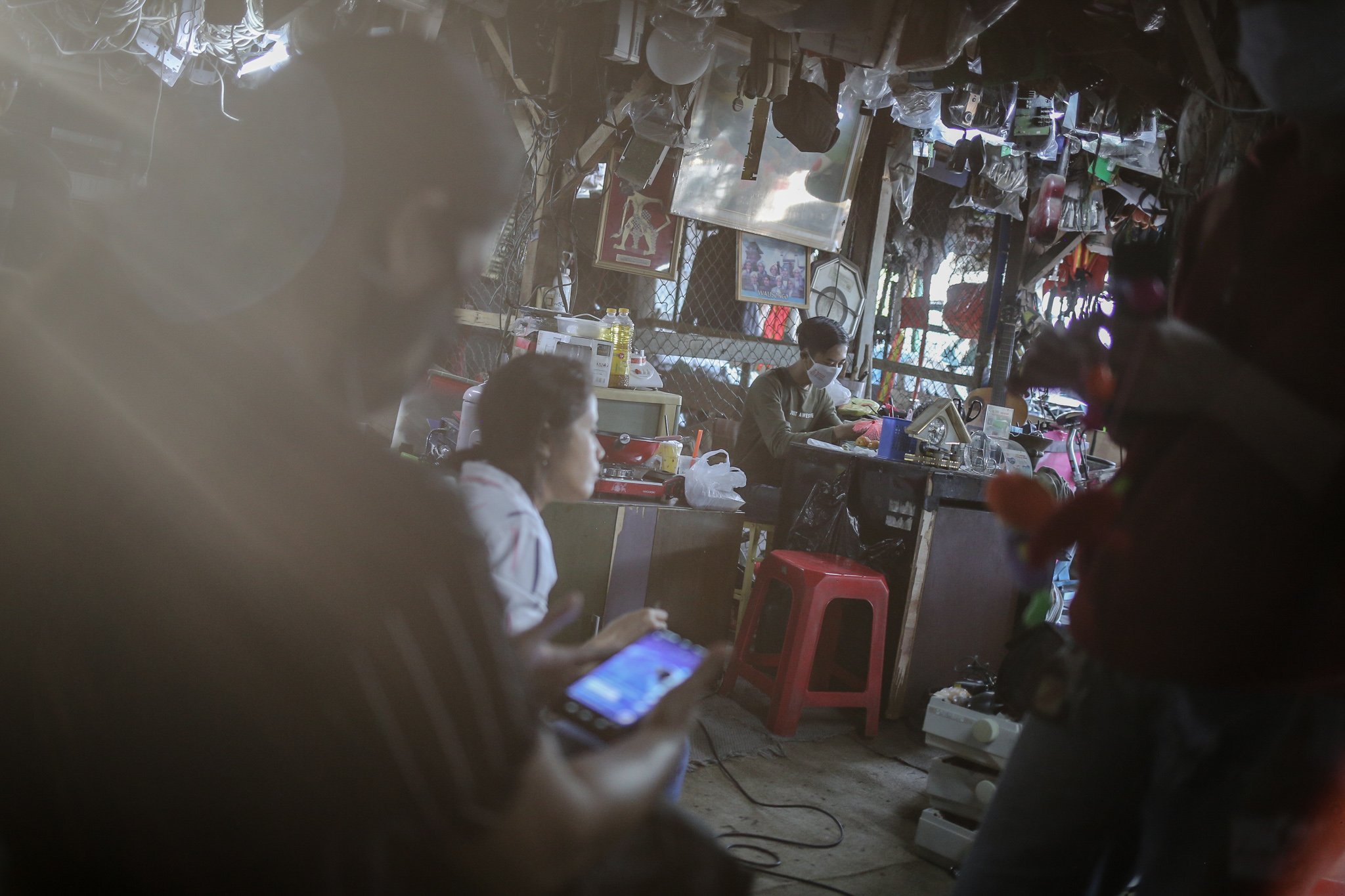 Pengunjung melakukan pembayaran menggunakan menggunakan Quick Response Indonesia Standard (QRIS) di Mal Rongsok Beji, Depok, Jawa Barat, Jumat, (17/9/2021). Selama masa pandemi Covid-19, sekitar 82,9% pelaku UMKM alami penurunan omzet. pemilik Mal Rongsok itu juga mengaku demikian.