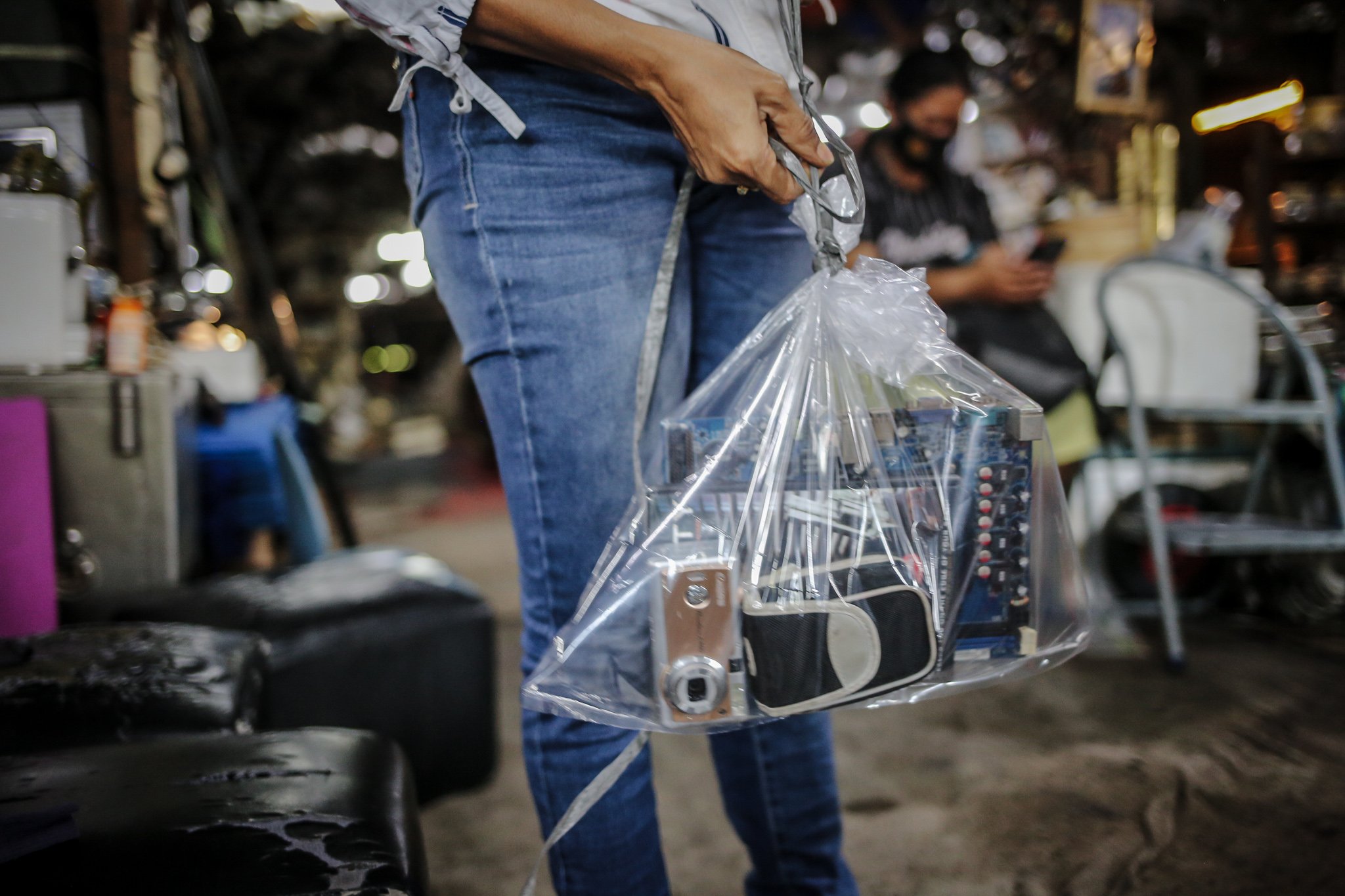 Pekerja mengemas barang-barang bekas ke dalam plastik kemudian digantungkan di Mal Rongsok Beji, Depok, Jawa Barat, Jumat, (17/9/2021). Selama masa pandemi Covid-19, sekitar 82,9% pelaku UMKM alami penurunan omzet. pemilik Mal Rongsok itu juga mengaku demikian.