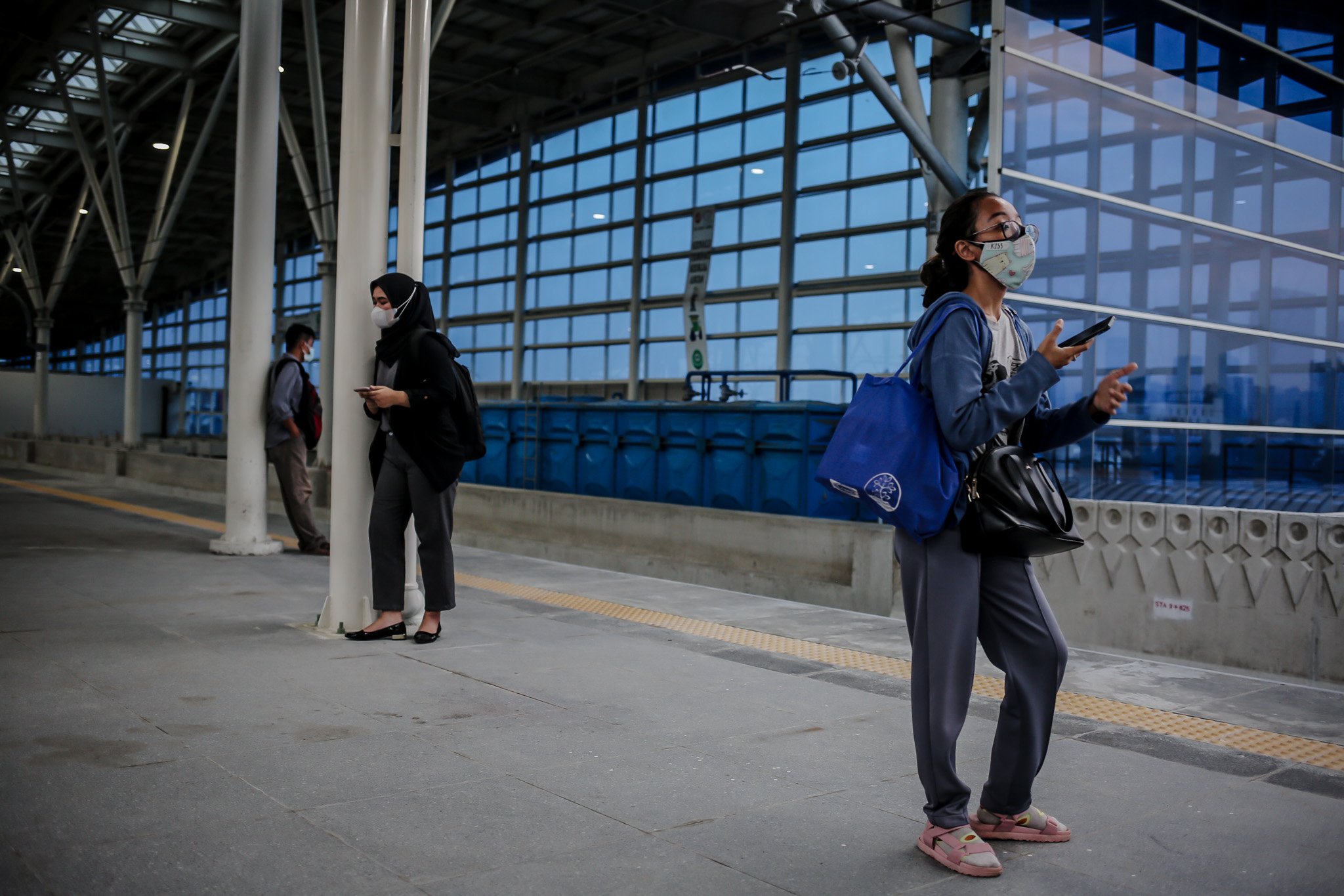 Calon penumpang menuggu di peron jalur layang (elevated track) di Stasiun Manggarai, Jakarta, Kamis (30/9/2021). Jalur layang Bogor Line di Stasiun Manggarai telah beroperasi yang terdiri dari empat peron bagi penumpang KRL Commuter Line relasi Jakarta-Bogor, Hingga hari ini, progres konstruksi Stasiun Manggarai sudah mencapai 90,3 persen.