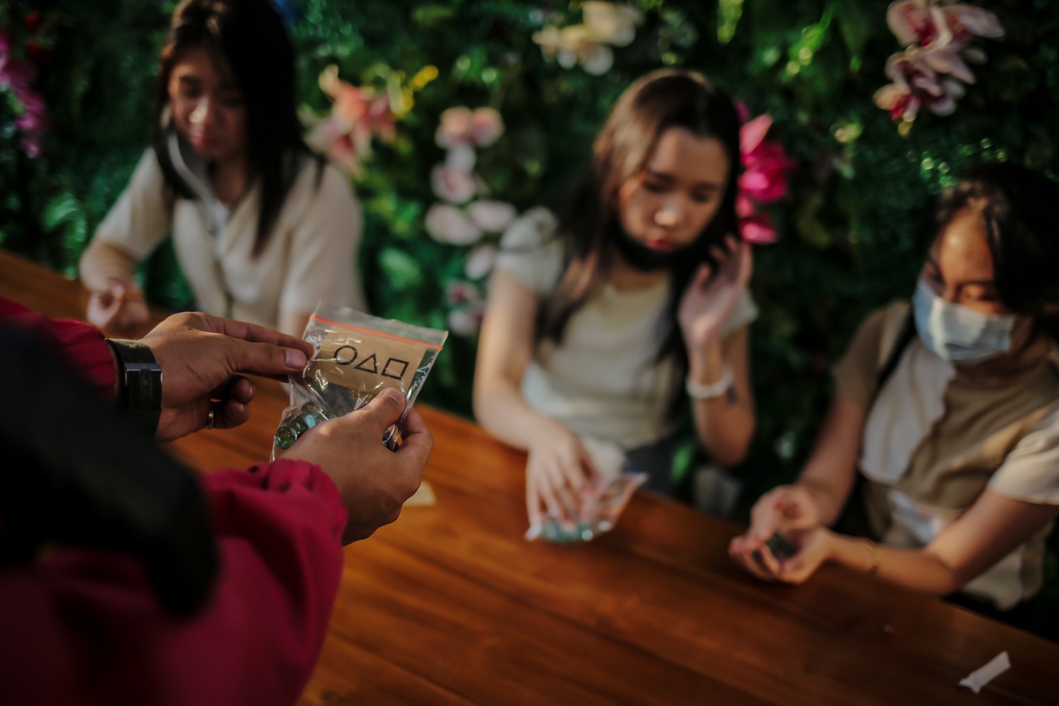 Pelayan menggunakan kostum bertema Squid Game melayani pengunjung yang datang di Strawberry Cafe, Jakarta, Jumat, (15/10/2021). Hal tersebut berhasil menarik antusias pengunjung berdatangan, pihak restoran mengaku alami kenaikan omzet hingga dua kali lipat sejak adakan permainan yang terinspirasi dari serial drama berdarah asal Korea Selatan tersebut.