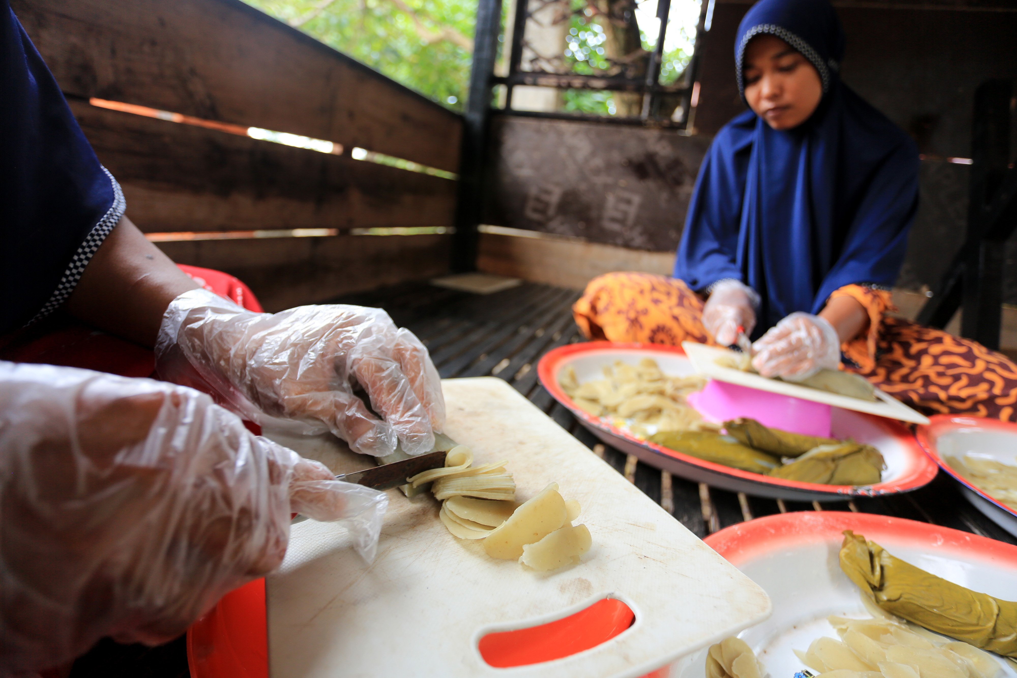 Pekerja menyelesaikan pembuatan kerupuk tiram di rumah produksi Natural Food yang membawahi UMKM kerupuk tiram \'Kiboy Food\'. UMKM Kiboy Food merupakan salah satu usaha sosial di Aceh yang berkomitmen meningkatkan kesejahteraan masyarakat pesisir dengan memanfaatkan potensi di daerah sekitar, salah satunya pembuatan kerupuk berbahan baku tiram, Desa Alue Naga, Kecamatan Syiah Kuala, Banda Aceh, Kamis (7/10/2021).