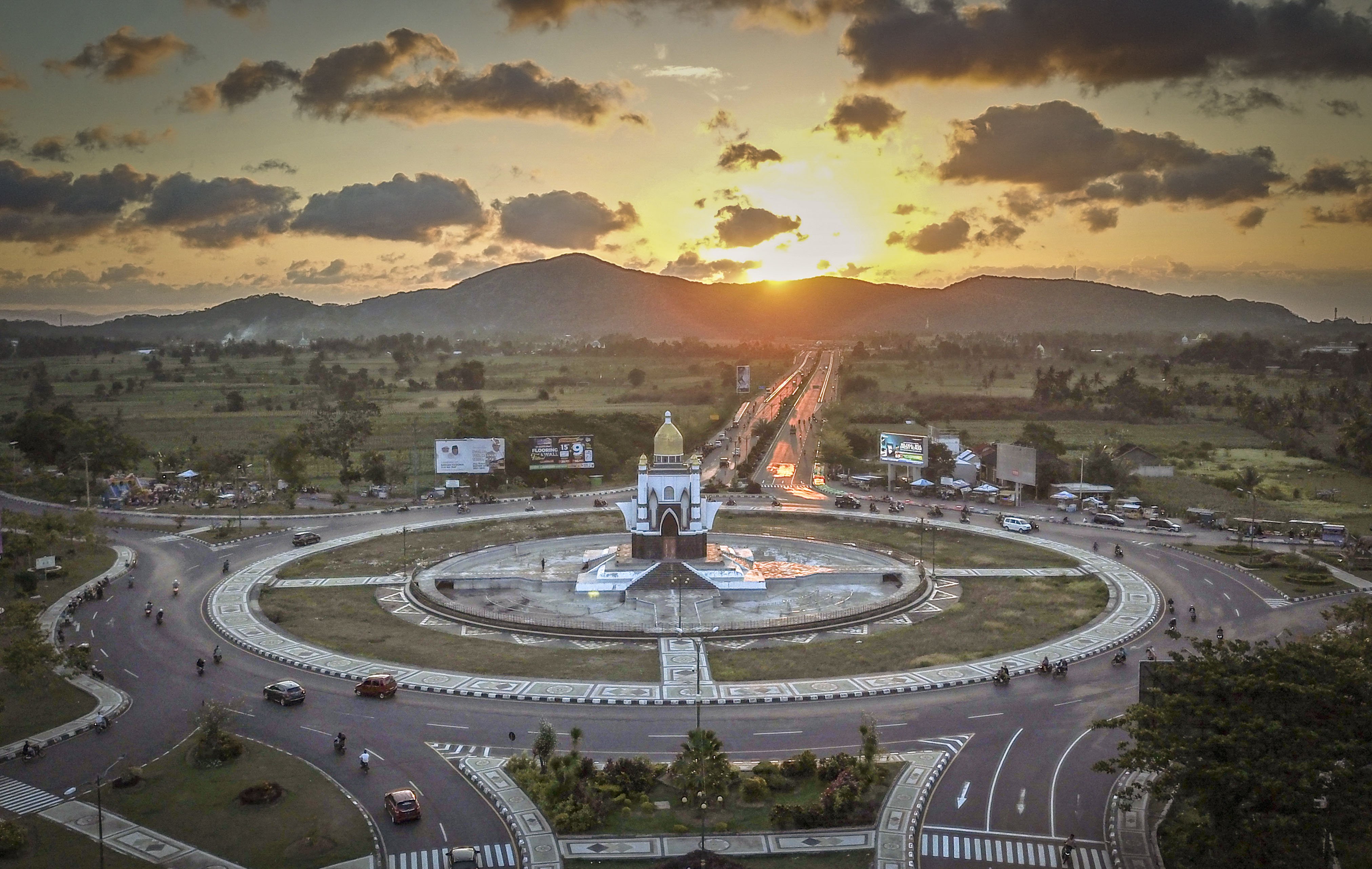Foto udara Kawasan Tugu Giri Menang Square (TGMS), Gerung, Lombok Barat, Nusa Tenggara Barat, Minggu, (4/10/2021).. Lombok adalah surga destinasi wisata. Hampir semua sudut di daerah ini menyimpan potensi alam luar biasa yang mengundang decak kagum.