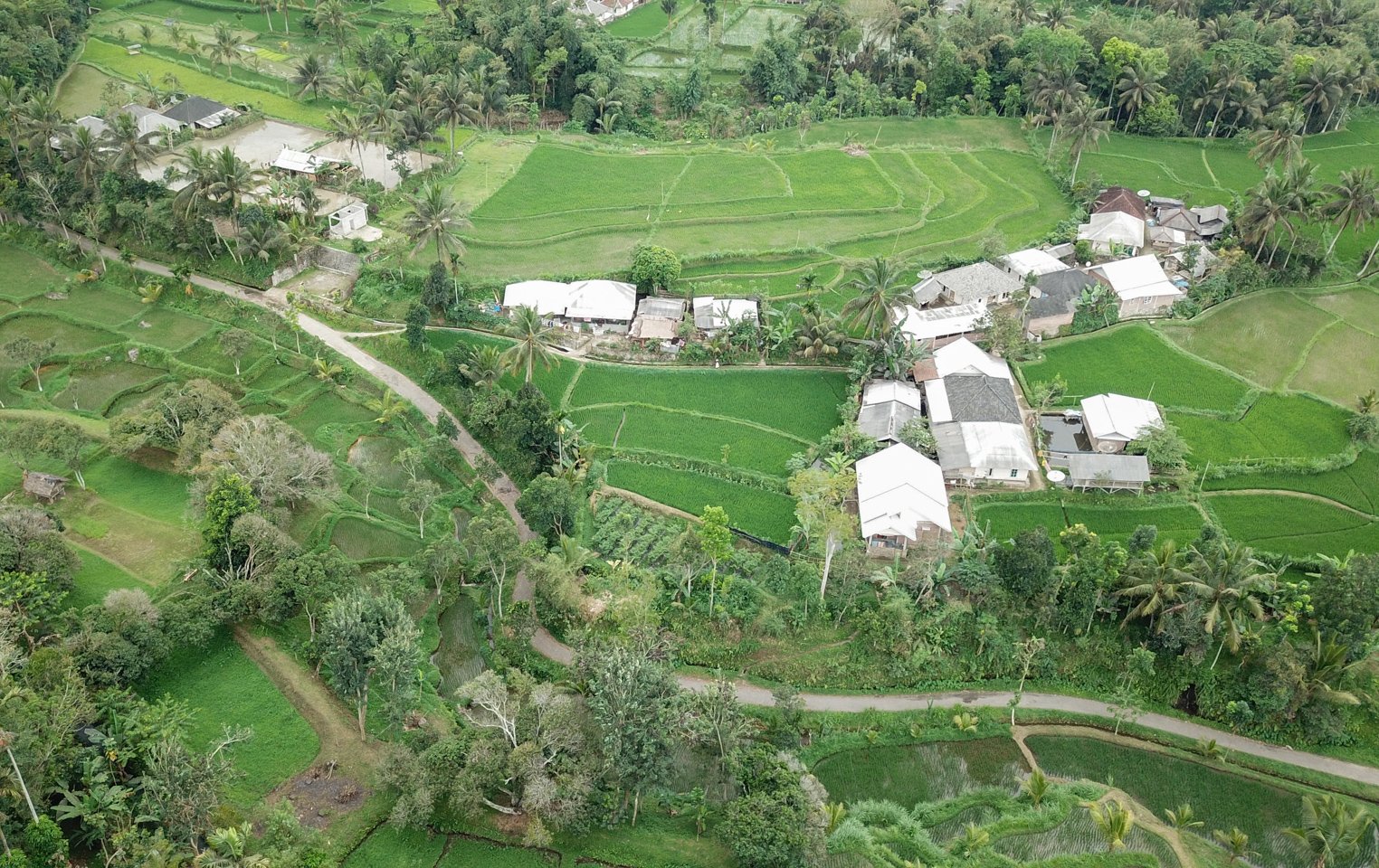 Foto udara salah Desa Wisata Tetebatu, Sikur, Lombok Timur, Nusa Tenggara Barat, Minggu, (4/10/2021). Lombok adalah surga destinasi wisata. Hampir semua sudut di daerah ini menyimpan potensi alam luar biasa yang mengundang decak kagum