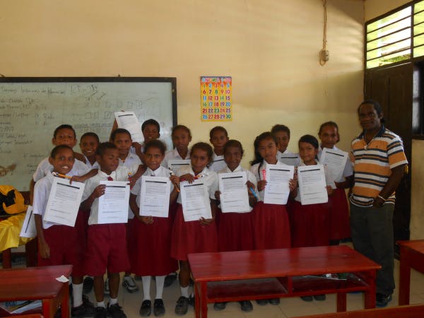 Proses belajar-mengajar di salah satu sekolah di Papua