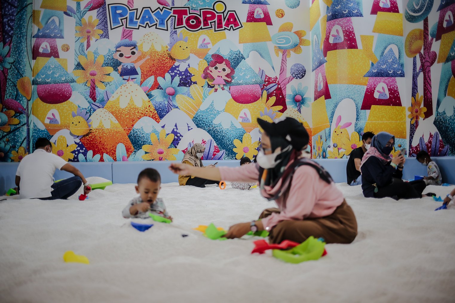 Pengunjung bermain di wahana permainan Playtopia di Jakarta, Rabu (20/10/2021). Pemerintah kembali melakukan penyesuaian aktivitas masyarakat yang mulai dapat diberlakukan pada periode PPKM, salah satunya tempat permainan anak-anak di tempat pusat perbelanjaan atau mal sudah mulai bisa beroperasional di masa PPKM level 2.