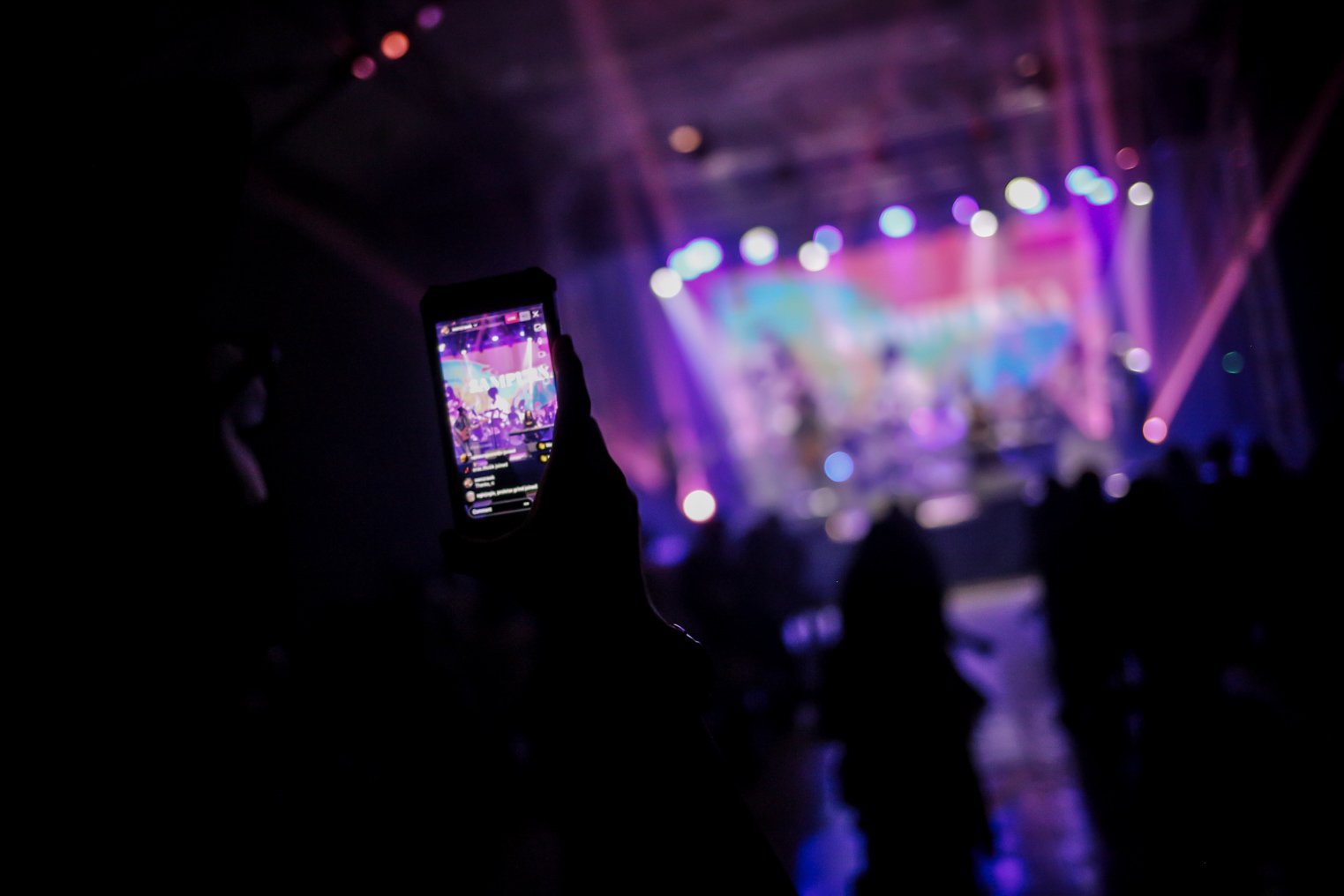 Pengunjung melakukan live streaming di akun sosial medianya saat menyaksikan simulasi konser bertajuk Emerging Showcase Special Edition di M-Bloc Live House, Jakarta, Sabtu (23/10/2021). Sesuai dengan Instruksi Menteri Dalam Negeri nomor 53 tahun 2021, kegiatan seni, budaya, olahraga dan sosial kemasyarakatan diizinkan buka dengan kapasitas maksimal 50% dengn menerapkan protokol kesehatan lebih ketat juga wajib menggunakan aplikasi Peduli Lindungi.