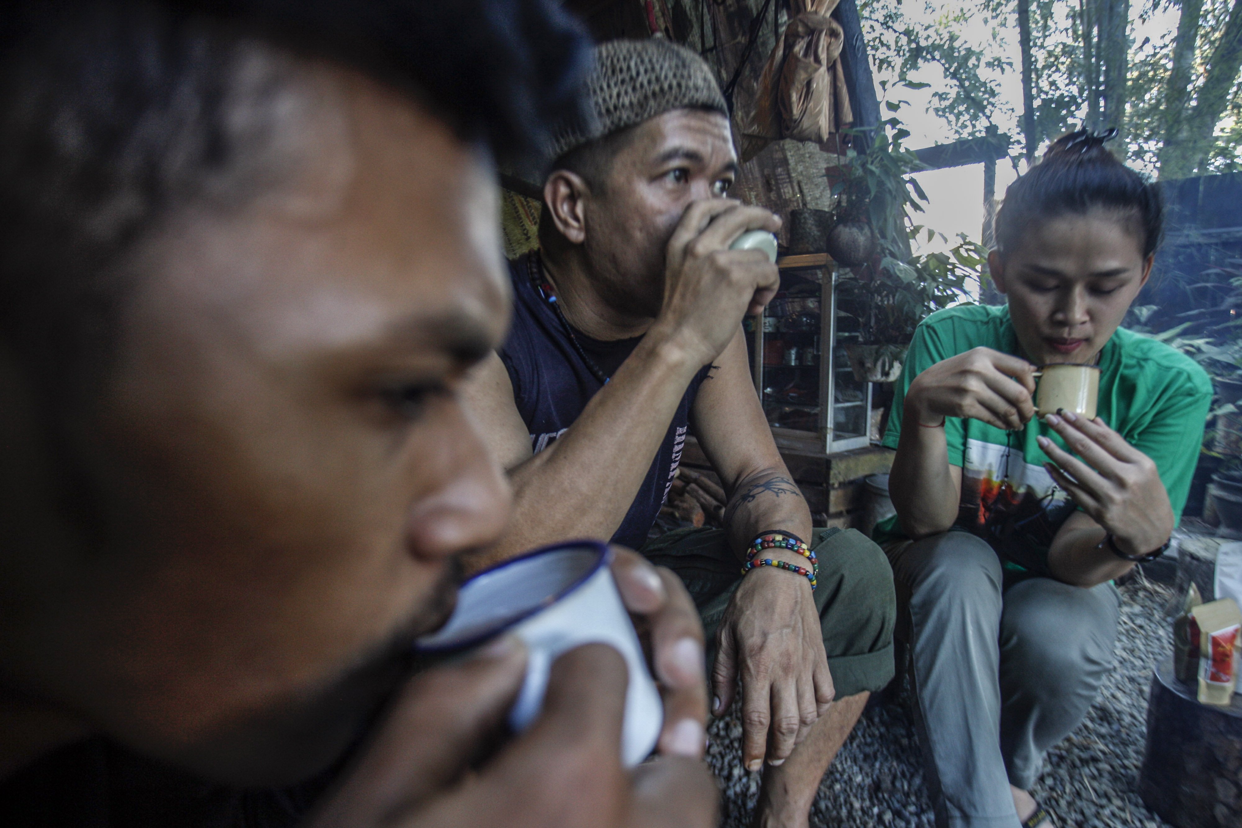 Sejummlah peracik mencicipi hasil rebusan bahan baku herbal untuk diuji coba kualitasnya di Balikpapan, Kalimantan Timur.