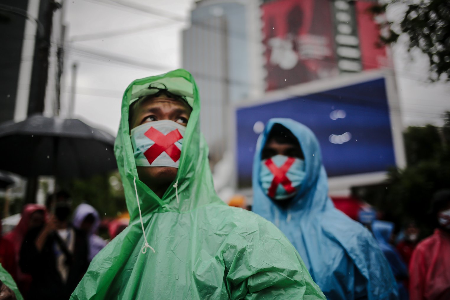 Masa aksi mengenakan masker diberi tanda X antusias menyaksikan orasi saat melakukan unjuk rasa di Wilayah Patung Kuda, Jakarta, Kamis (28/10/2021). Dalam aksinya demonstran yang tergabung dari mahasiswa dan buruh meyuarakan 13 tuntutan diantaranya Cabut Omnibus Law dan seluruh PP turunannya.