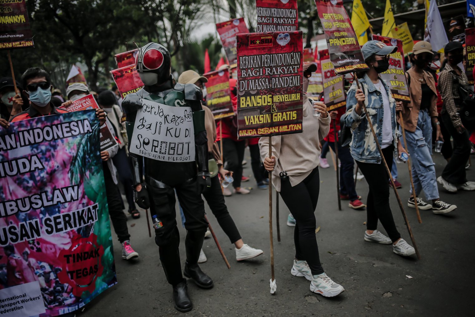 Masa aksi mengenakan kostum kesatria baja hitam saat melakukan unjuk rasa di Wilayah Patung Kuda, Jakarta, Kamis (28/10/2021). Dalam aksinya demonstran yang tergabung dari mahasiswa dan buruh meyuarakan 13 tuntutan diantaranya Cabut Omnibus Law dan seluruh PP turunannya.