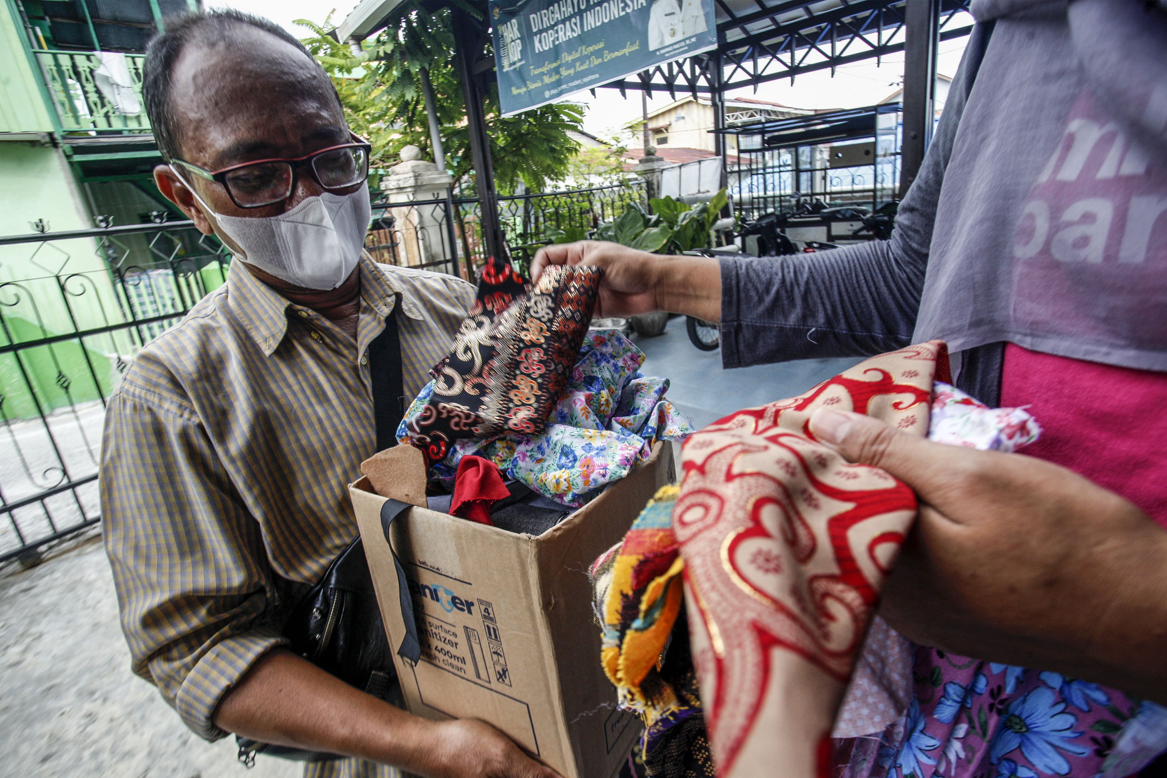 Seorang penjahit menunjukkan kardus berisi limbah kain tidak layak pakai untuk di daur ulang di UMKM Safina Quilt, Balikpapan, Kalimantan Timur. Limbah industri konveksi yang biasa disebut kain perca tersebut mampu disulap menjadi barang yang bernilai ekonomi. 