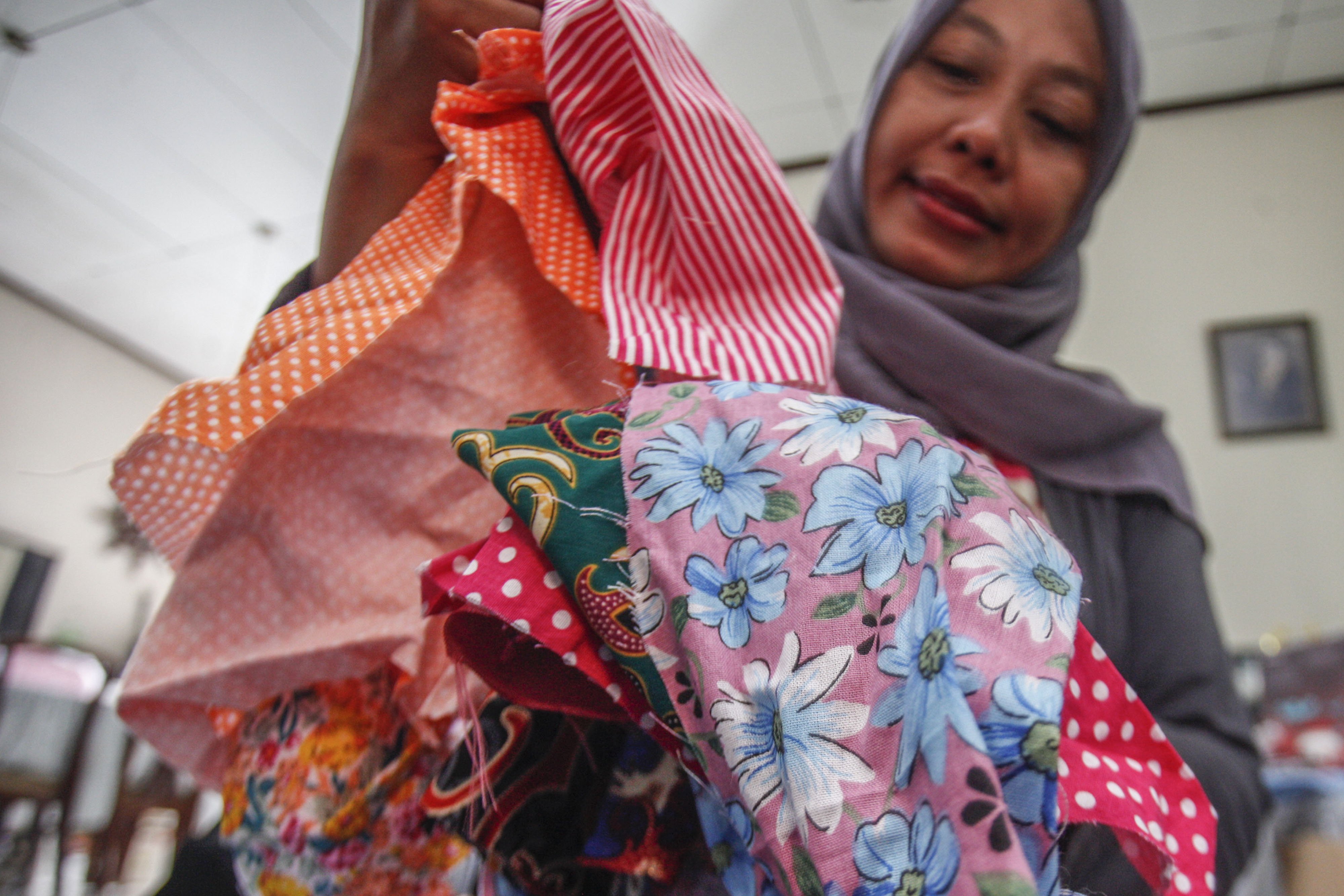 Lily Handayani memilah limbah kain tidak layak pakai untuk di daur ulang di UMKM Safina Quilt, Balikpapan, Kalimantan Timur. Limbah industri konveksi yang biasa disebut kain perca tersebut mampu disulap menjadi barang yang bernilai ekonomi. Sampah sisa jahitan pakaian yang tidak terpakai itu terbukti bisa menghasilkan rupiah dan menjadi sumber pendapatan keluarga