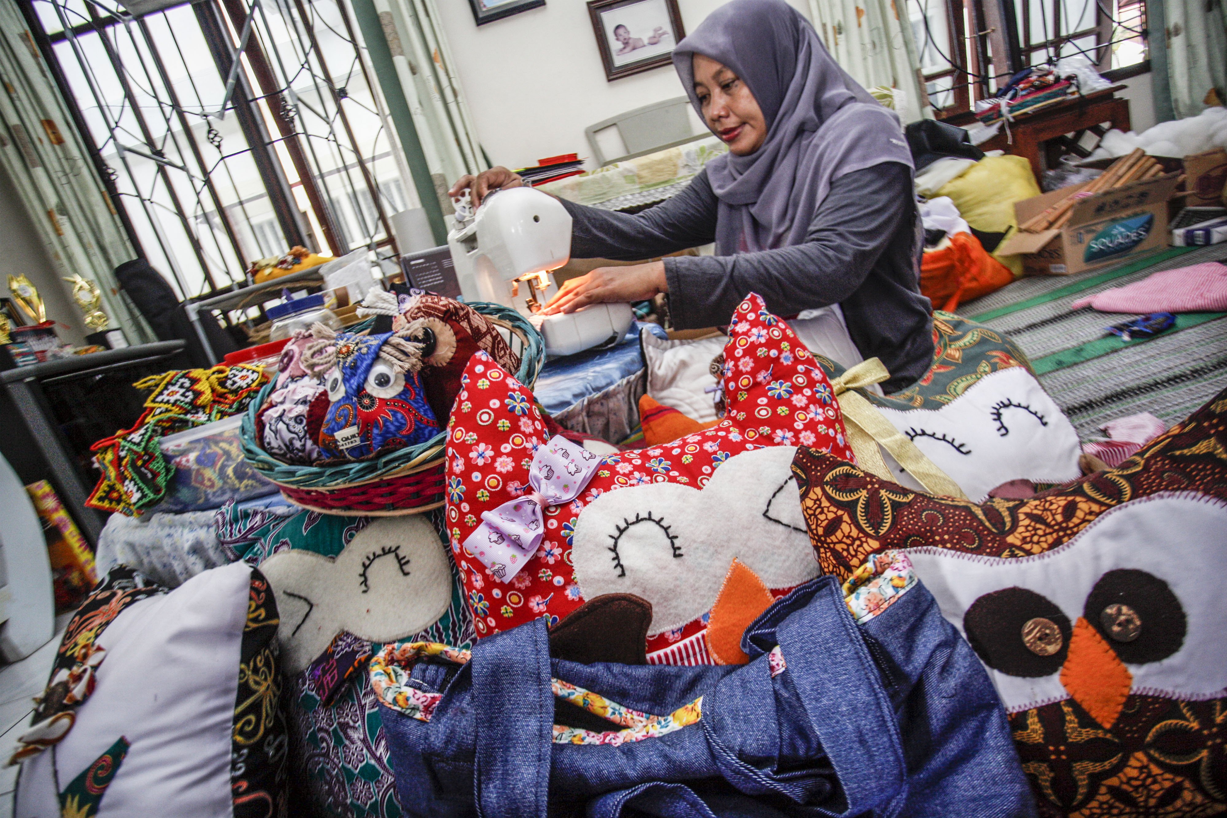 Lily Handayani menyelesaikan proses daur ulang limbah kain industri konveksi di UMKM Safina Quilt, Balikpapan, Kalimantan Timur. Limbah industri konveksi yang biasa disebut kain perca tersebut mampu disulap menjadi barang yang bernilai ekonomi.