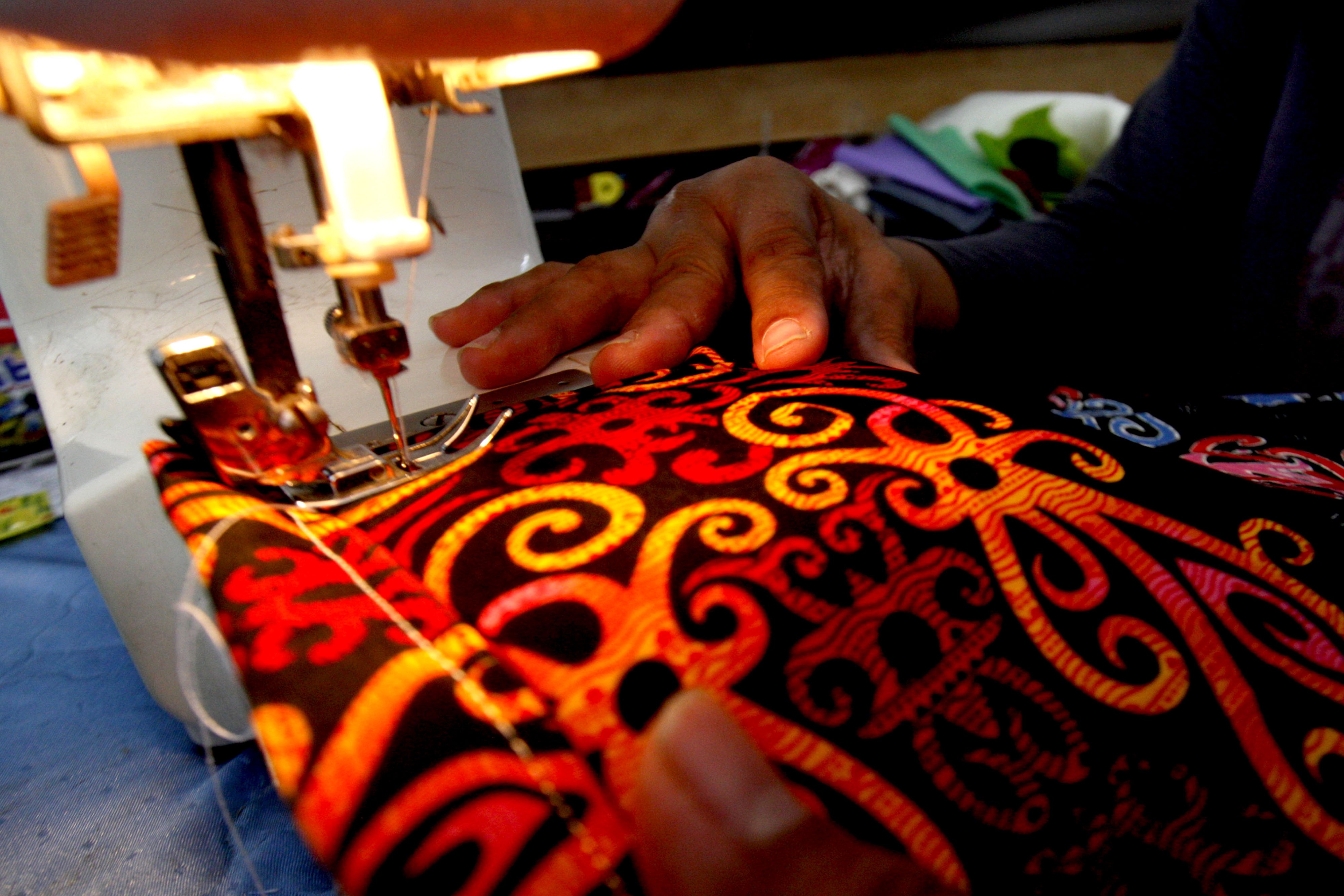 Pengrajin menyelesaikan proses jahhit saat daur ulang limbah kain industri konveksi di UMKM Safina Quilt, Balikpapan, Kalimantan Timur. Limbah industri konveksi yang biasa disebut kain perca tersebut mampu disulap menjadi barang yang bernilai ekonomi.