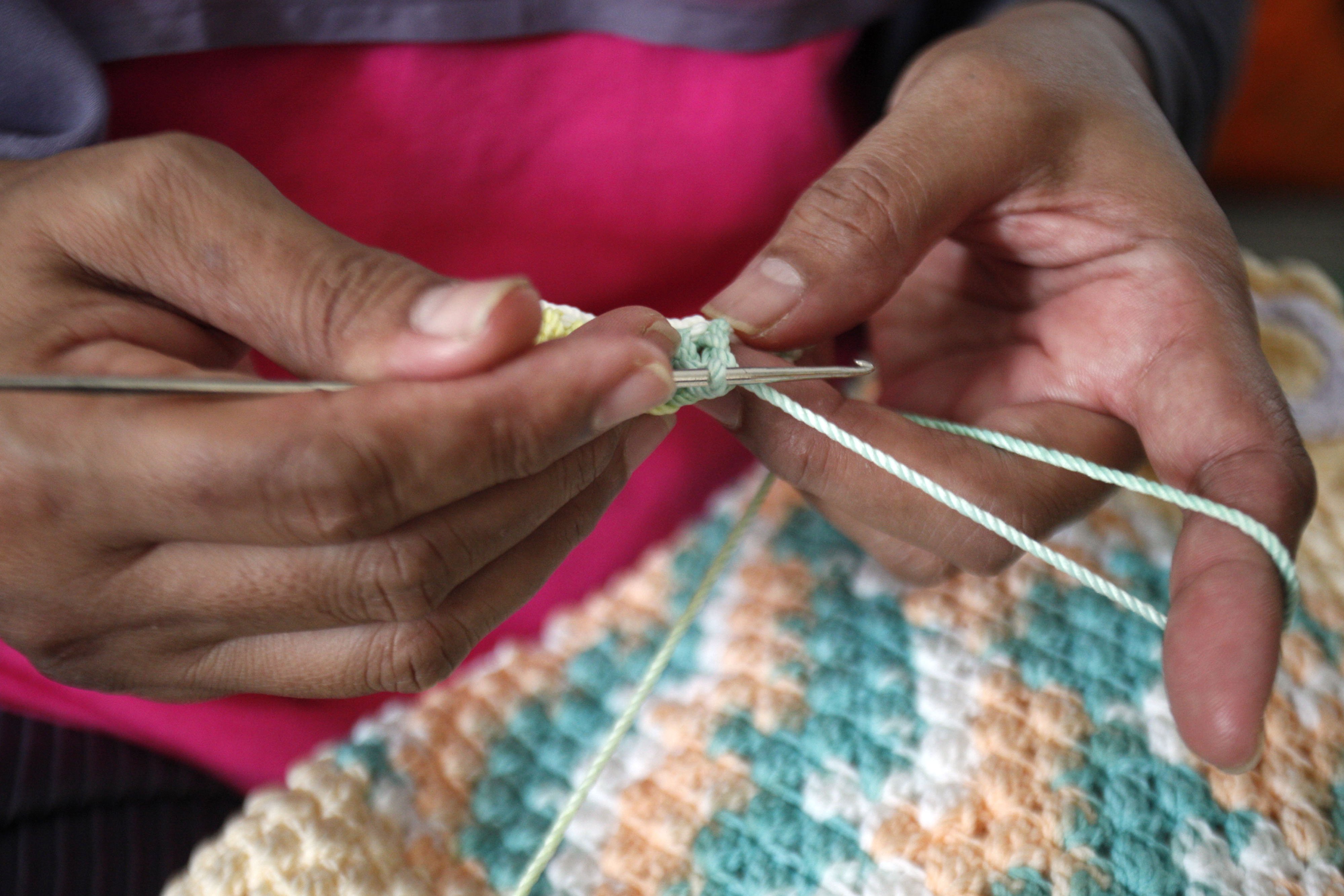 Pengrajin menyelesaikan proses daur ulang limbah kain industri konveksi di UMKM Safina Quilt, Balikpapan, Kalimantan Timur. Limbah industri konveksi yang biasa disebut kain perca tersebut mampu disulap menjadi barang yang bernilai ekonomi.
