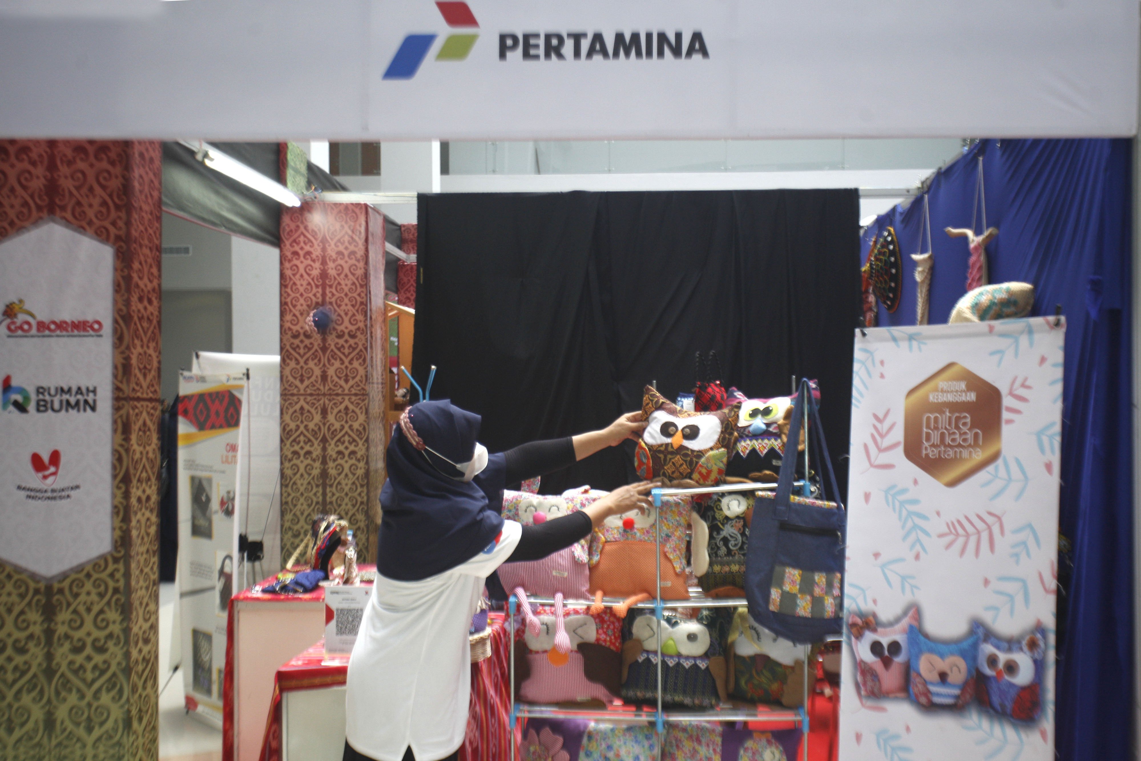 Lily Handayani menyusun kerijanan tangan hasil daur ulang limbah kan perca di Tenant SMEXPO 2021. Melalui Gerakan Nasional Bangga Buatan Indonesia (Gernas BBI) Kalimantan Timur yang juga berbarengan dengan pameran UMKM Pertamina SMEXPO 2021