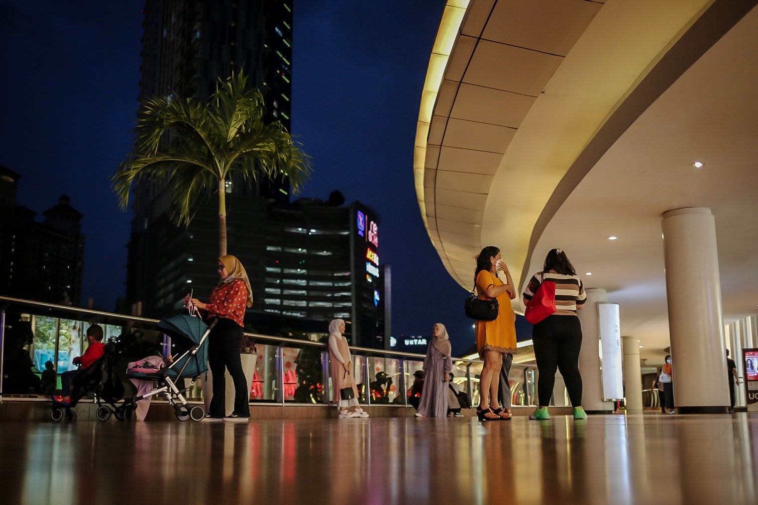 Pengunjung berswafoto di Eco Skywalk di Pusat Perbelanjaan Neo Soho Mall - Central Park saat Pemberlakuan Pembatasan Kegiatan Masyarakat (PPKM) Level 1 seiring menurunnya kasus Covid-19, Jakarta, Rabu (3/11/2021).