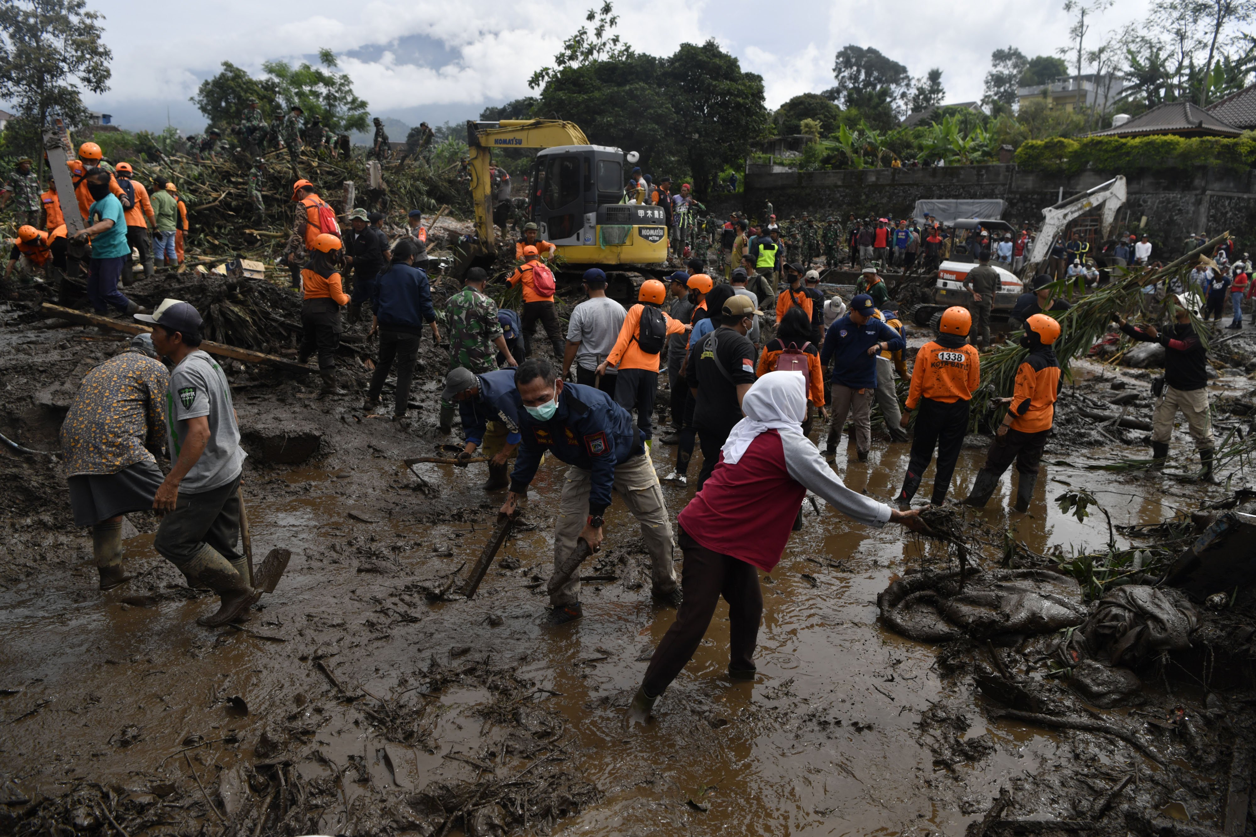 Tim SAR gabungan bersama relawan dan warga membersihkan endapan lumpur akibat banjir bandang di Bulukerto, Kota Batu, Jawa Timur, Jumat (5/11/2021). Berdasarkan laporan sementara dari BPBD Kota Batu hingga hari kedua pencarian korban banjir bandang, tim SAR berhasil menemukan enam jenazah korban dan tiga korban masih dalam proses pencarian. ANTARA FOTO/Zabur Karuru/aww.
