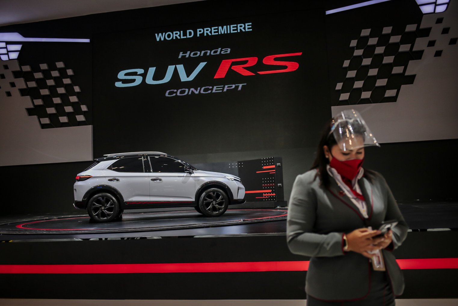 PT Honda Prospect Motor (HPM) akhirnya resmi membuka selubung dari mobil yang berstatus world premiere di Gaikindo Indonesia Internasional Auto Show (GIIAS) 2021, Kamis (11/11/2021). Dirancang tim penelitian dan pengembangan (RnD) Thailand, kendaraan itu bernama SUV RS Concept yang nantinya akan jadi suksesor produk sport utility vehicle (SUV) Honda.