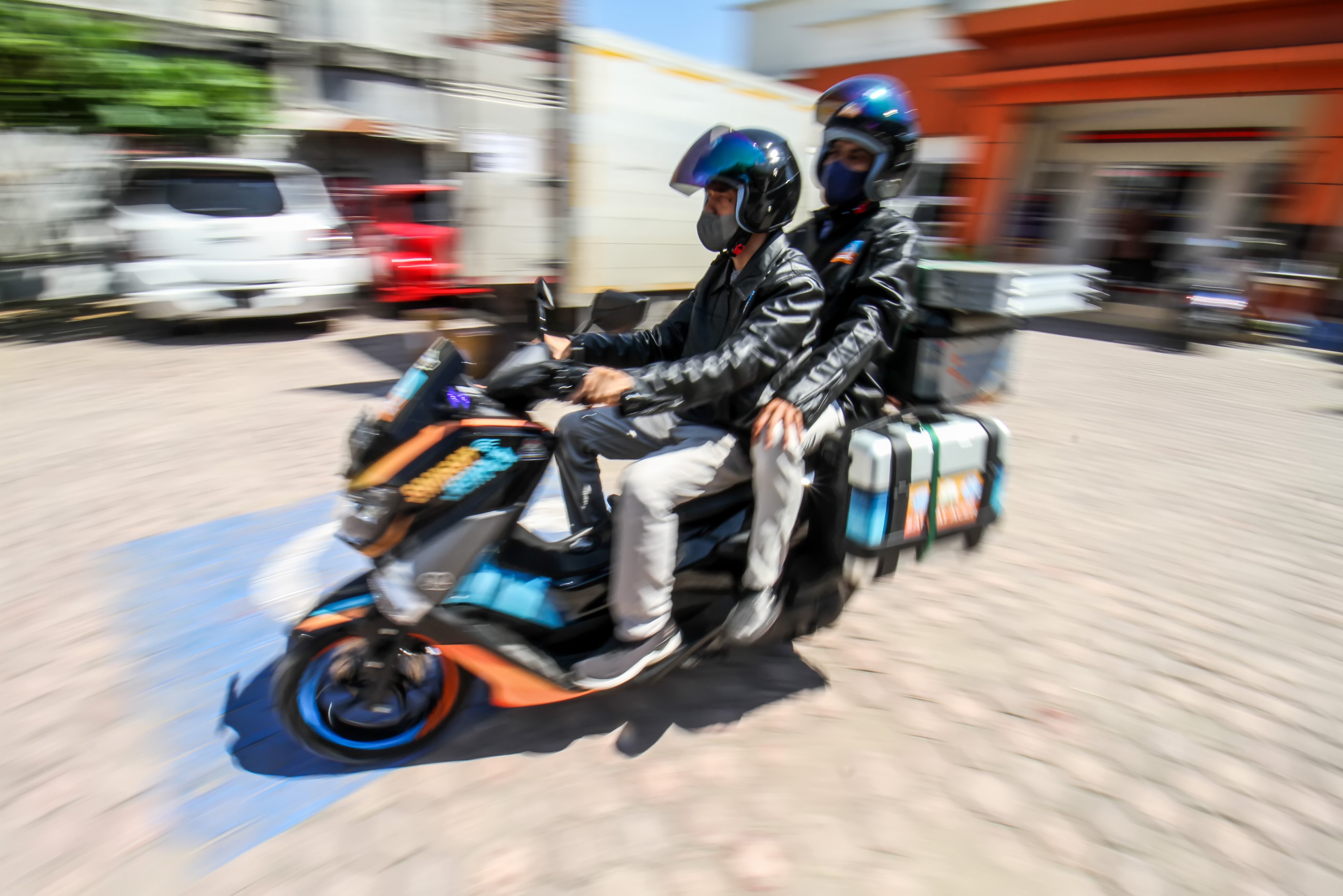 Petugas menaiki sepeda motor Sijempol untuk menjemput pembayaran pajak kendaraan secara daring di Desa Panggoi, Lhoksumawe, Aceh.