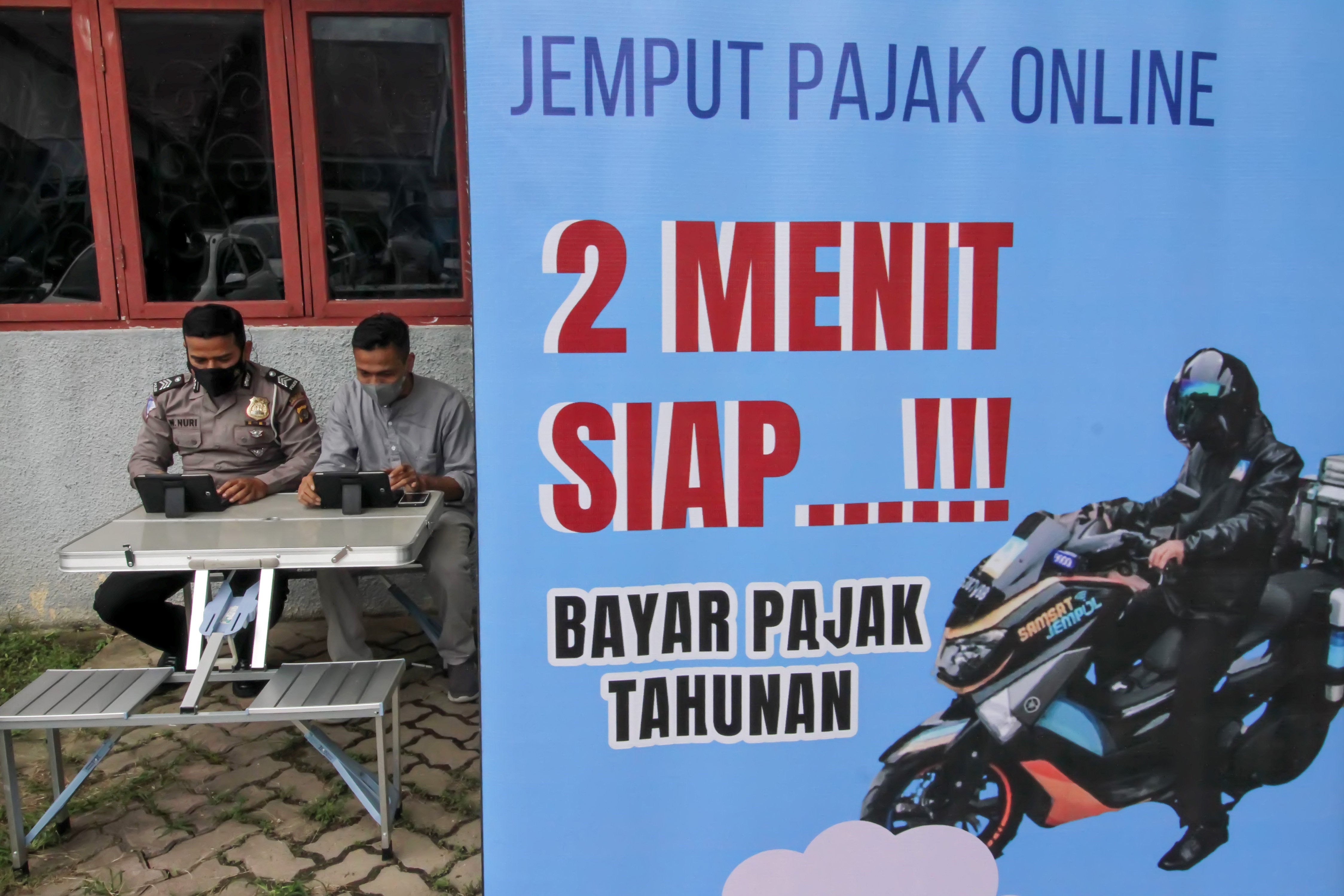 Petugas mengaktifkan fasilitas pembayaran pajak kendaraan secara daring di Desa Panggoi, Lhoksumawe, Aceh.