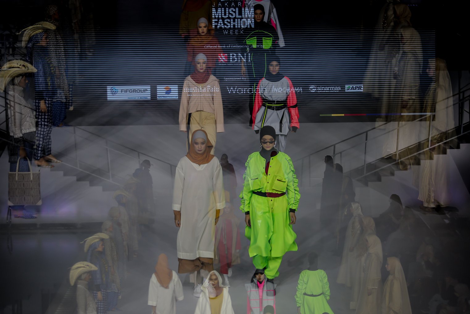 Model memperagakan busana muslim pada acara Embracing Jakarta Muslim Fashion Week di Aquatic Center, Gelora Bung Karno (GBK), Senayan, Jakarta, Kamis (18/11/2021). Sebagai langkah memperkenalkan kekuatan fesyen muslim Indonesia ke pasar global dan menetapkan Indonesia sebagai pusat fesyen muslim dunia, Kementerian Perdagangan RI bersama KADIN memprakarsai event Jakarta Muslim Fashion Week.