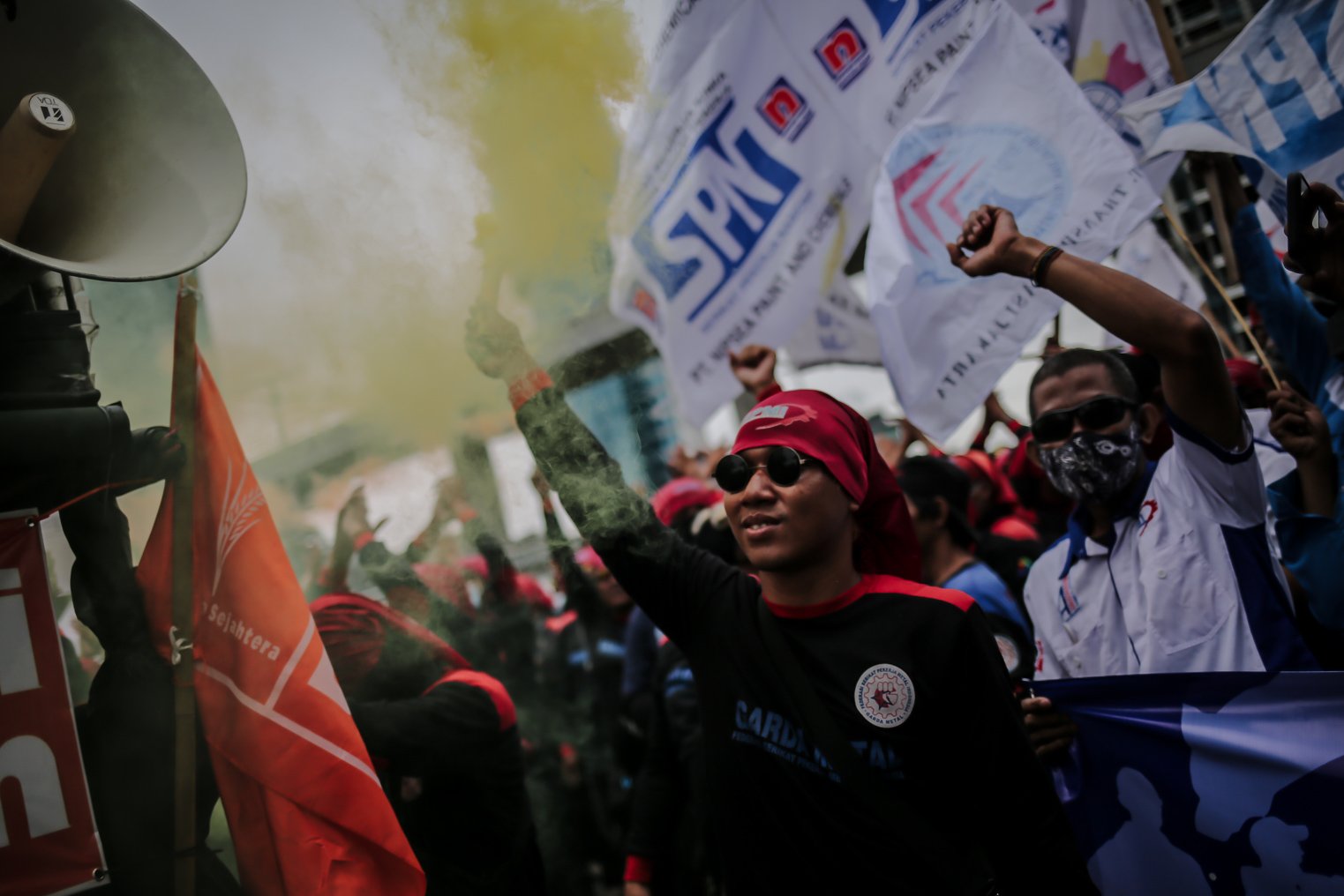 Sejumlah buruh dari berbagai serikat melakukan aksi unjuk rasa di depan Kantor Kementerian Ketenagakerjaan, Jakarta, Jumat (19/11/2021). Massa aksi menuntut kepada Pemerintah untuk menaikan upah mininum sebesar 10 persen pada tahun 2022 dan segera mencabut Surat Edaran (SE) Menteri Ketenagakerjaan tentang penetapan upah minimum tahun 2022.