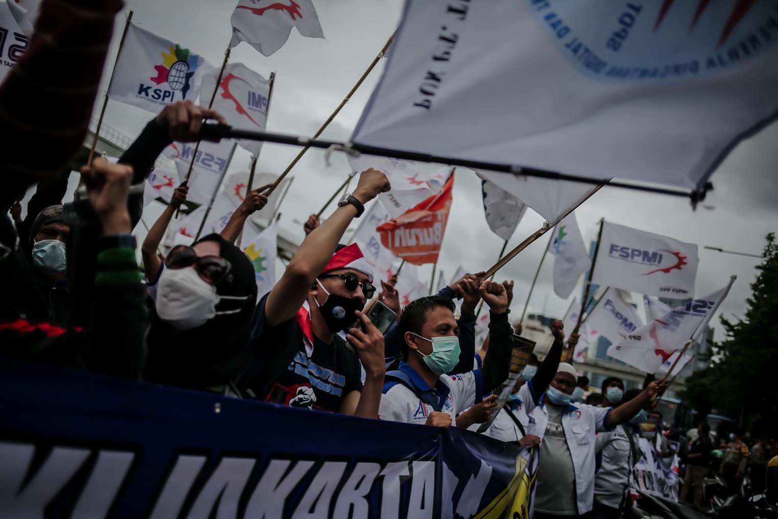 Sejumlah buruh dari berbagai serikat melakukan aksi unjuk rasa di depan Kantor Kementerian Ketenagakerjaan, Jakarta, Jumat (19/11/2021). Massa aksi menuntut Pemerintah untuk menaikan upah mininum sebesar 10 persen pada tahun 2022 dan segera mencabut Surat Edaran (SE) Menteri Ketenagakerjaan tentang penetapan upah minimum tahun 2022.