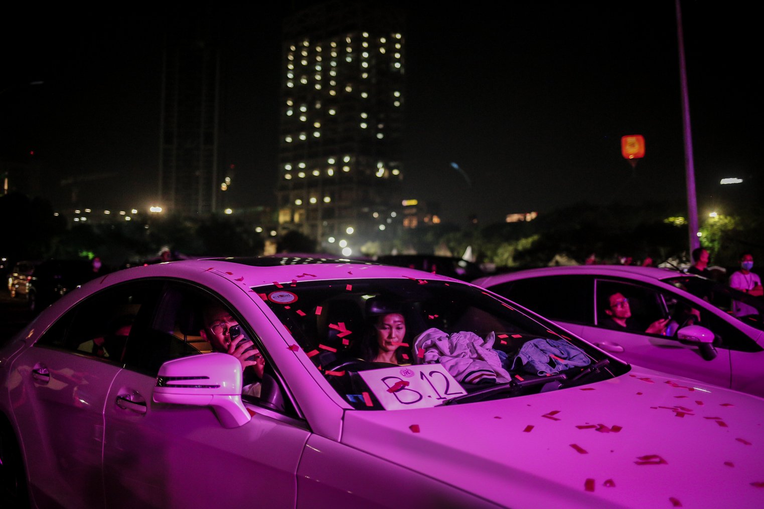 Pengunjung menikmati penampilan band NOAH dalam konser Drive-in di Parkir Barat Ji-Expo Kemayoran, Jakarta, Sabtu (20/11/2021). Konser #SafetyAndSpectacular dengan konsep Hybrid Show (Offline dan Online) ini menampilkan musisi ternama Tanah Air, seperti Bunga Citra Lestari, NOAH, dan Tulus.