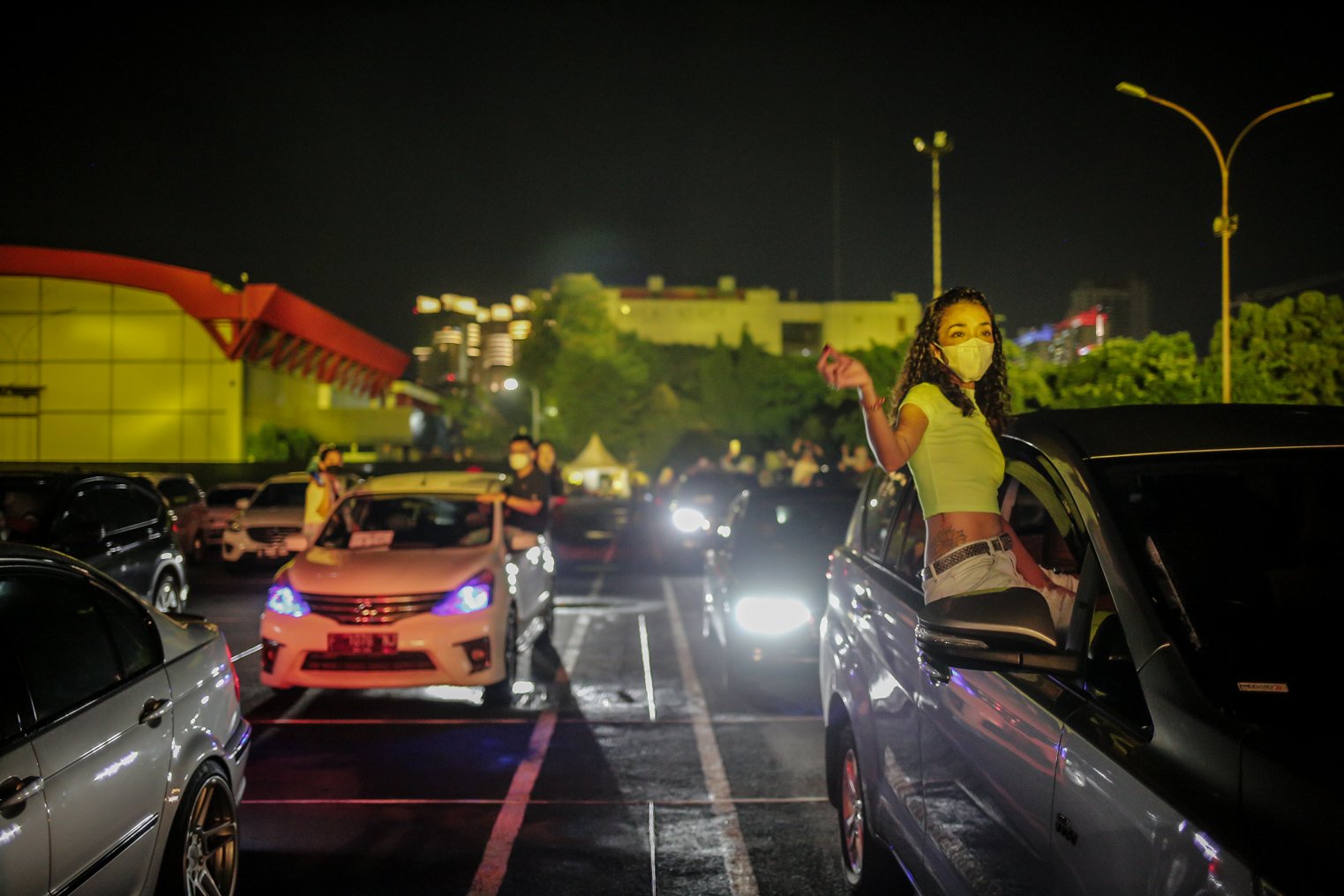 Pengunjung menikmati penampilan band NOAH dalam konser Drive-in di Parkir Barat Ji-Expo Kemayoran, Jakarta, Sabtu (20/11/2021). Konser #SafetyAndSpectacular dengan konsep Hybrid Show (Offline dan Online) ini menampilkan musisi ternama Tanah Air, seperti Bunga Citra Lestari, NOAH, dan Tulus.