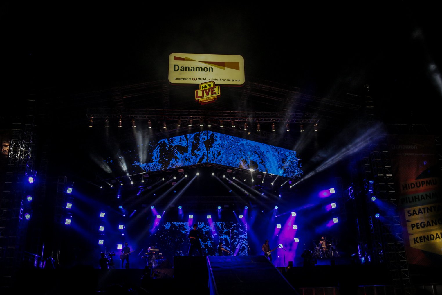 Penampilan band NOAH dalam konser Drive-in di Parkir Barat Ji-Expo Kemayoran, Jakarta, Sabtu (20/11/2021). Konser #SafetyAndSpectacular dengan konsep Hybrid Show (Offline dan Online) ini menampilkan musisi ternama Tanah Air, seperti Bunga Citra Lestari, NOAH, dan Tulus