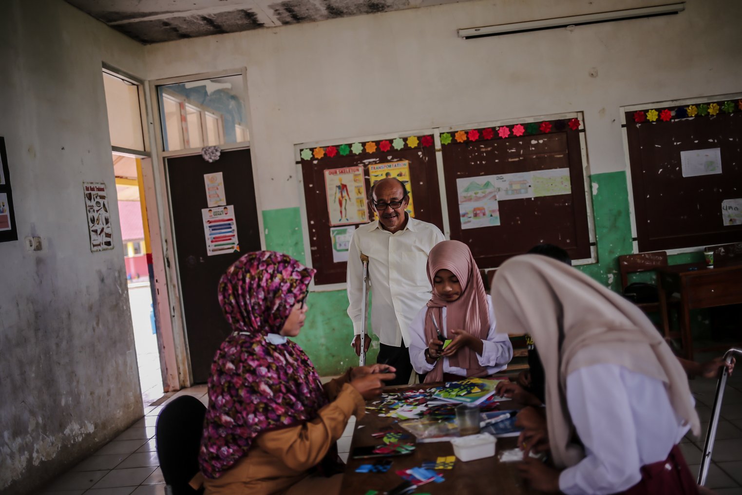 Sejumlah murid dan guru mengikuti kegiatan belajar mengajar di SDN Cikoneng, Desa Tugu Utara, Kecamatan Cisarua, Bogor, Jawa Barat, Rabu (24/11/2021). Sekolah dasar yang berada di kampung Cikoneng ini menjadi titik temu tiga kampung yaitu Cibulao, Rawa Gede, dan Cikoneng. 