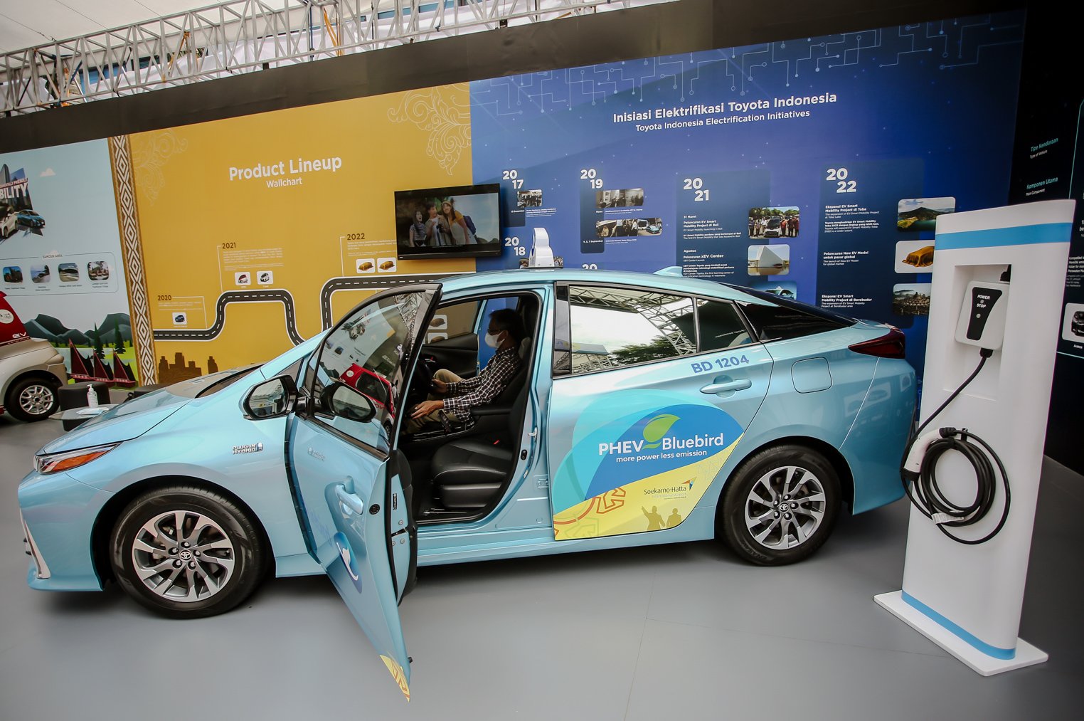 Pengunjung melihat armada angkutan umum Blue Bird yang menggunakan Toyota Prius Plug-In Hybrid Electric Vehicle (PHEV) di ajang Pameran Indonesia Electric Motor Show (IEMS) 2021 di Puspiptek, Serpong, Tangerang Selatan, Banten, Kamis (25/11/2021). Emiten transportasi PT Blue Bird Tbk (BIRD) rencananya hingga tahun 2025 akan menghadirkan taksi listrik sebanyak 10 ribu unit sebagai kendaraan umum ramah lingkungan. ANTARA FOTO/Muhammad Iqbal/wsj.