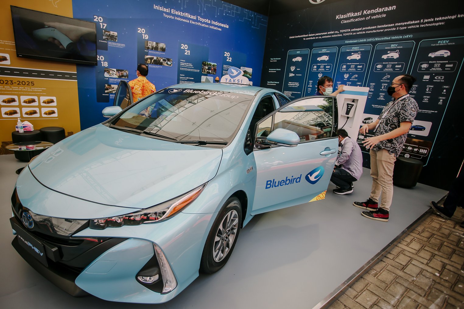 Pengunjung melihat armada angkutan umum Blue Bird yang menggunakan Toyota Prius Plug-In Hybrid Electric Vehicle (PHEV) di ajang Pameran Indonesia Electric Motor Show (IEMS) 2021 di Puspiptek, Serpong, Tangerang Selatan, Banten, Kamis (25/11/2021). Emiten transportasi PT Blue Bird Tbk (BIRD) rencananya hingga tahun 2025 akan menghadirkan taksi listrik sebanyak 10 ribu unit sebagai kendaraan umum ramah lingkungan. ANTARA FOTO/Muhammad Iqbal/wsj.