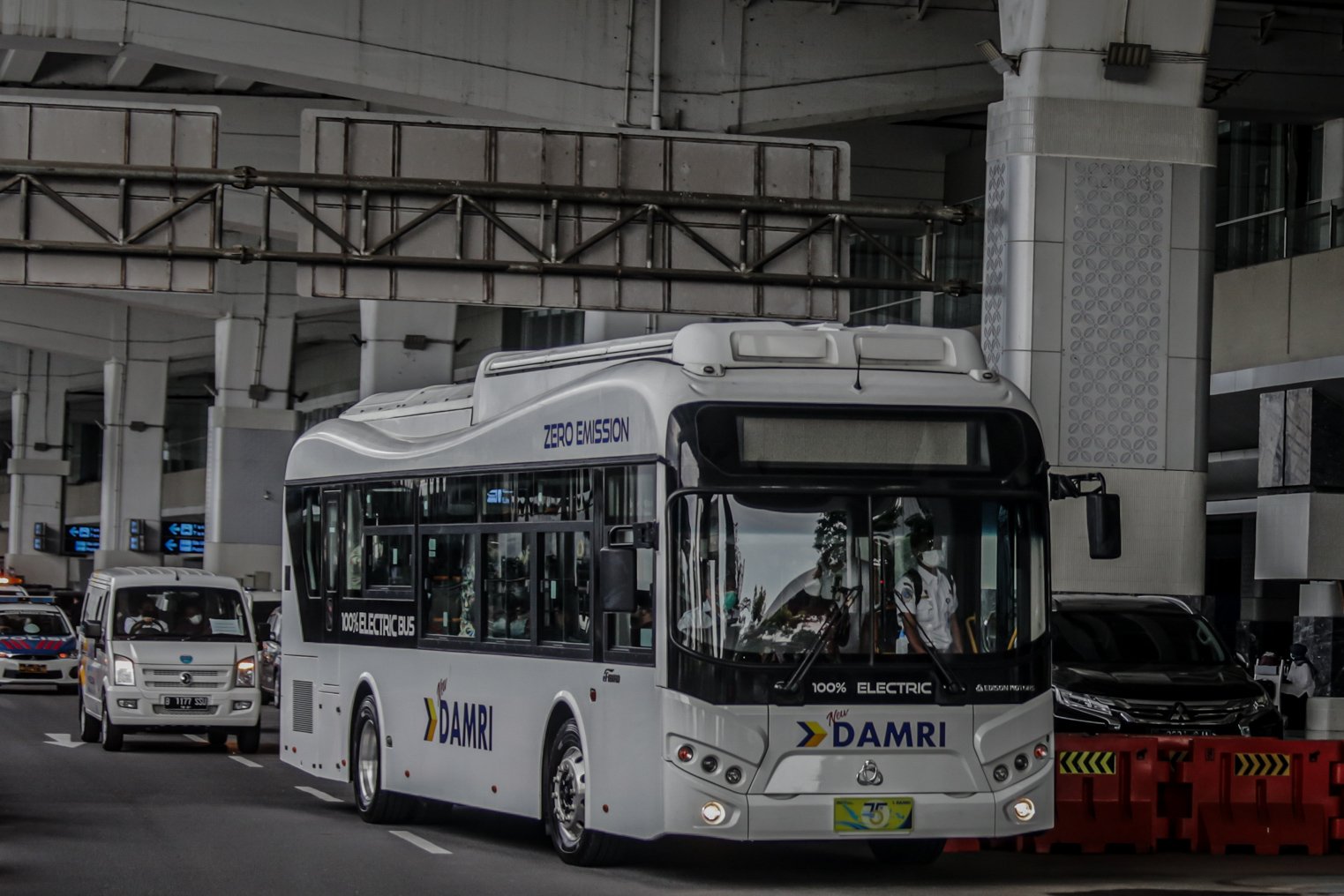 Sebuah bus listik Damri melintas usai diluncurkan di Bandara Soekarno Hatta, Tangerang, Banten, Kamis (25/11/2021). Perum Damri meluncurkan bus listrik untuk angkutan penumpang rute bandara sebagai bentuk komitmen dalam mendorong penggunaan bus listrik berbasis baterai hingga 20 persen dari populasi kendaraan di Indonesia pada 2025 dan penurunan emisi gas buang hingga 29 persen pada 2030. ANTARA FOTO/Fauzan/wsj.\r\n