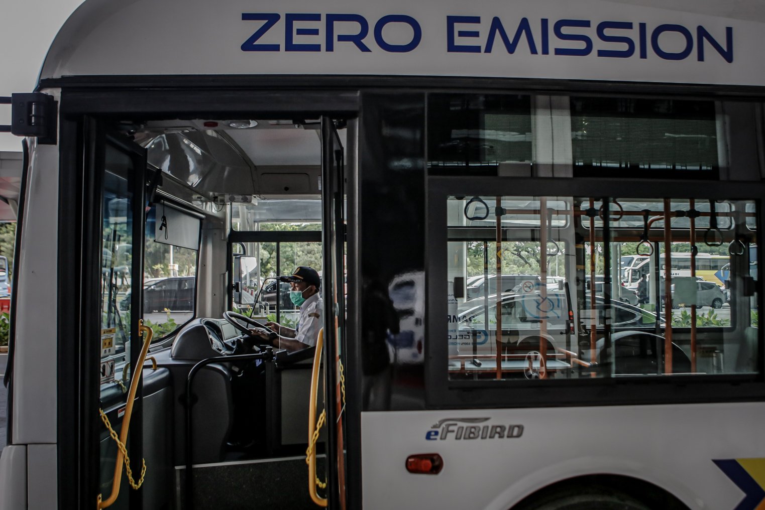 Pekerja mengecek keadaan bus saat peluncuran bus listrik di Bandara Soekarno Hatta, Tangerang, Banten, Kamis (25/11/2021). Perum Damri meluncurkan bus listrik untuk angkutan penumpang rute bandara sebagai bentuk komitmen dalam mendorong penggunaan bus listrik berbasis baterai hingga 20 persen dari populasi kendaraan di Indonesia pada 2025 dan penurunan emisi gas buang hingga 29 persen pada 2030. ANTARA FOTO/Fauzan/wsj.\r\n