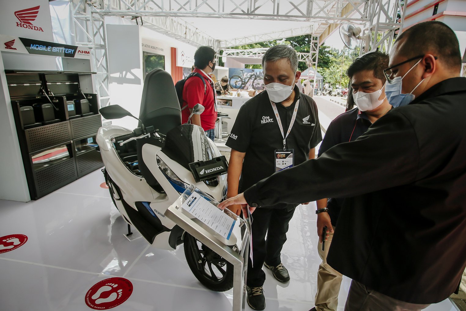 Pengunjung mengamati spesifikasi motor listrik yang dipamerkan di ajang Pameran Indonesia Electric Motor Show (IEMS) 2021 di Puspiptek, Serpong, Tangerang Selatan, Banten, Kamis (25/11/2021). Keberadaan motor listrik dari berbagai merk yang dipamerkan di ajang IEMS 2021 tersebut menjadi kendaraan yang paling diminati banyak pengunjung. ANTARA FOTO/Muhammad Iqbal/wsj.