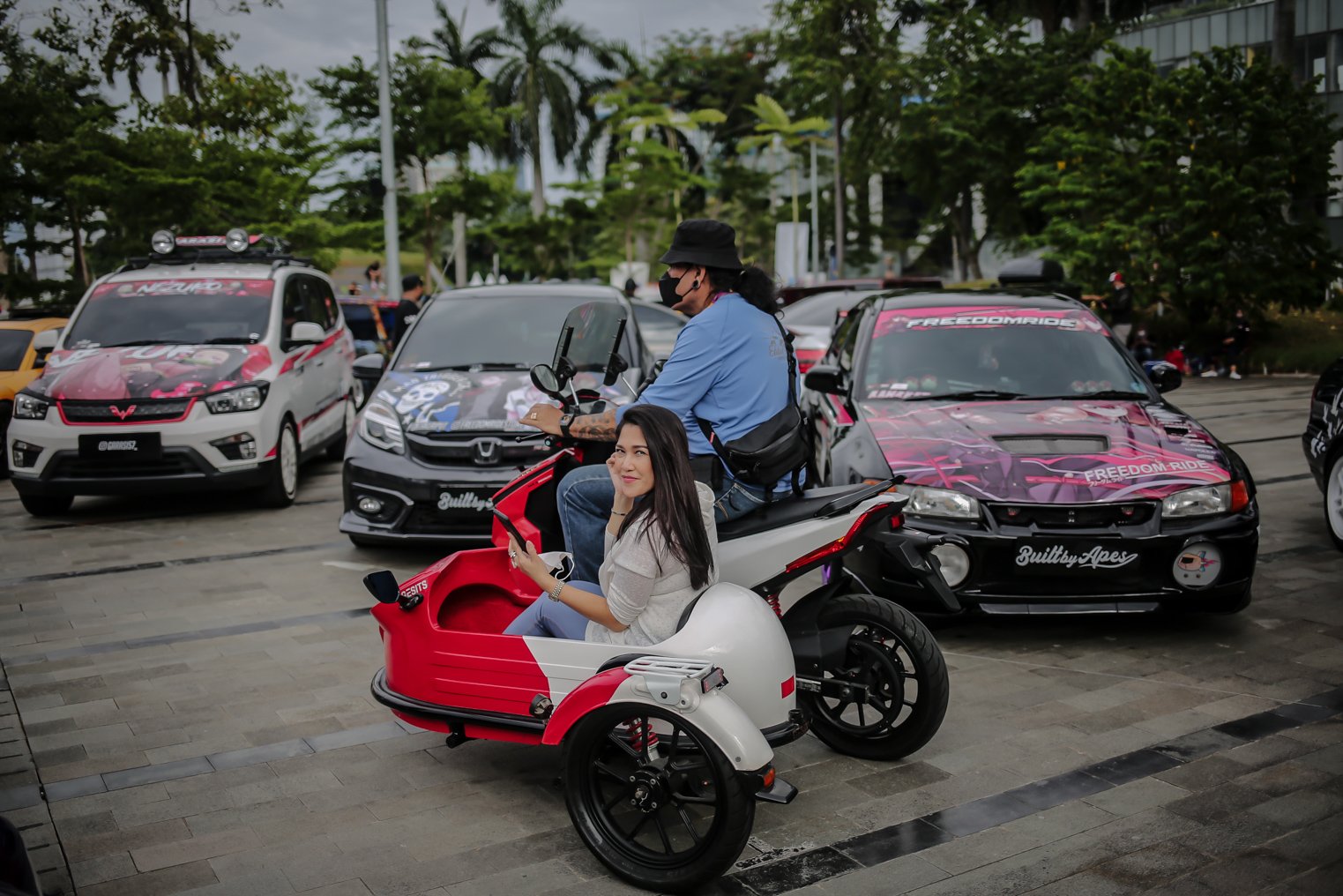Pengunjung melihat mobil modifikasi yang dipamerkan pada acara Automodified X IIMS Motorbike Show di Senayan Park, Jakarta Pusat, Minggu (28/11/2021). Pameran kolaborasi industri roda dua dengan mobil modifikasi bertema \