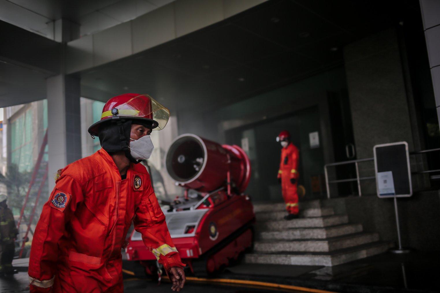 Suku Dinas Penanggulangan Kebakaran dan Penyelamatan (Gulkarmat) melakukan proses evakuasi kebakaran Gedung Cyber, Jakarta, Kamis (2/12/2021). Sebanyak 22 unit mobil pemadam dan 100 personel dikerahkan untuk memadamkan kobaran api yang menyebabkan 3 orang korban dan 2 diantaranya dinyatakan meninggal.