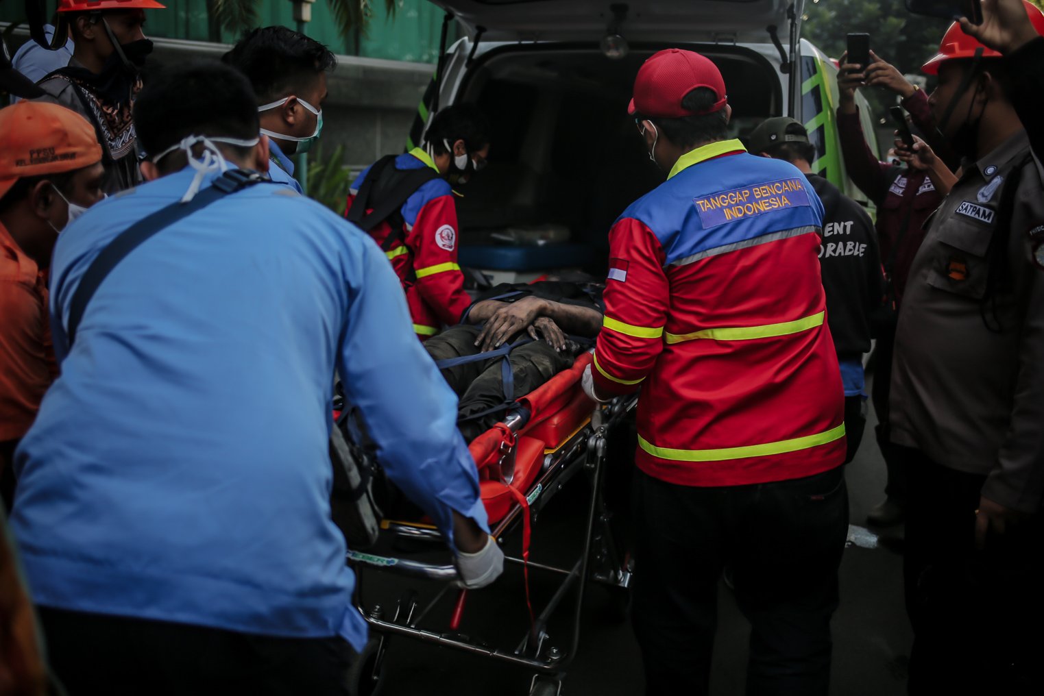 Suku Dinas Penanggulangan Kebakaran dan Penyelamatan (Gulkarmat) bersama relawan menegevakuasi jasad korban kebakaran Gedung Cyber, Jakarta, Kamis (2/12/2021). Sebanyak 22 unit mobil pemadam dan 100 personel dikerahkan untuk memadamkan kobaran api yang menyebabkan 3 orang korban dan 2 diantaranya dinyatakan meninggal.