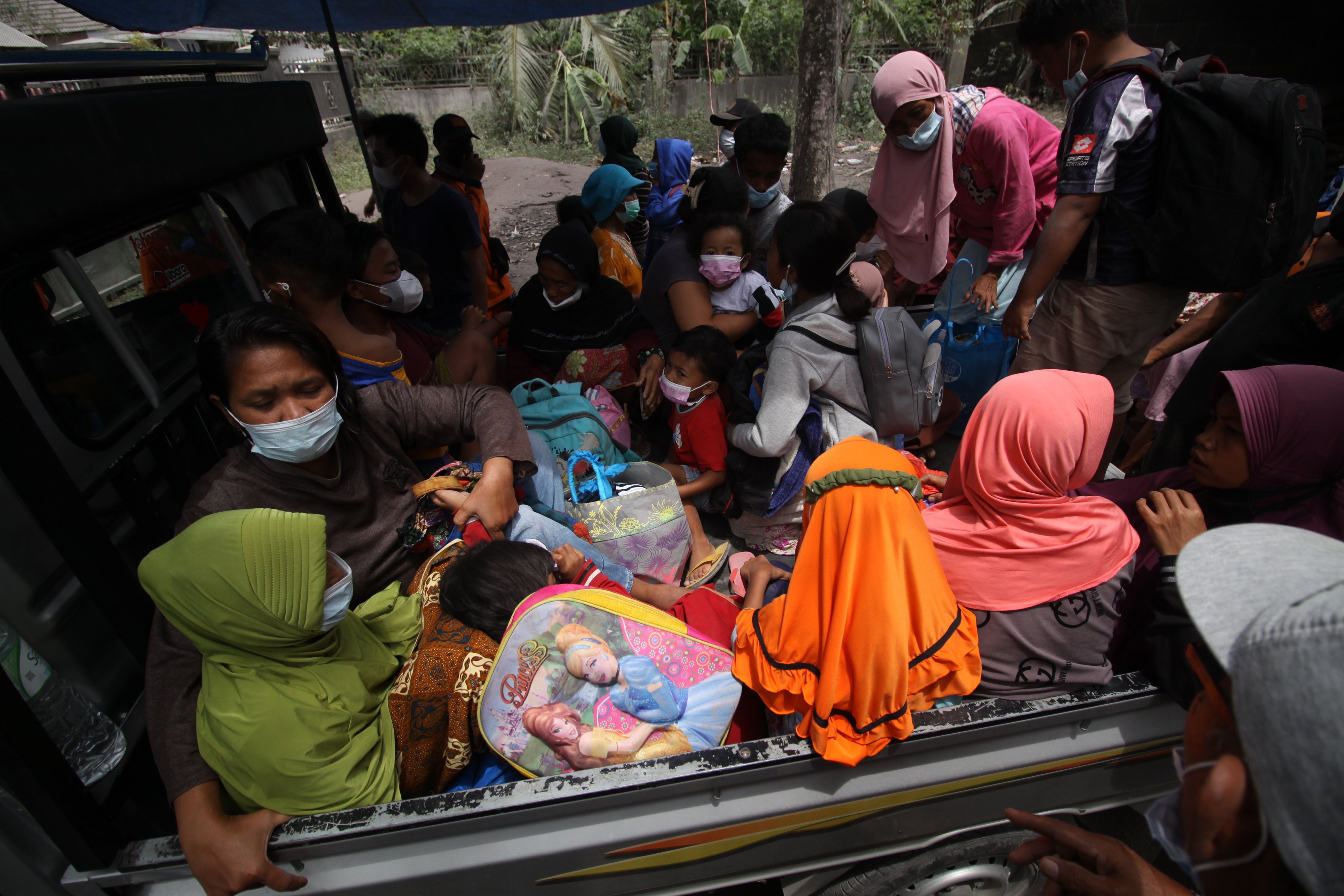 Warga yang terdampak abu vulkanik dari guguran lahar panas Gunung Semeru dievakuasi dari Desa Kamar Kajang, Lumajang, Jawa Timur, Minggu (5/12/2021). Pemkab Lumajang bersama tim reaksi cepat (TRC) BPBD Lumajang dan para relawan telah melakukan pertolongan dan mengevakuasi warga di beberapa lokasi tersebut untuk di bawah ke tempat yang lebih aman. ANTARA FOTO/Umarul Faruq/foc.