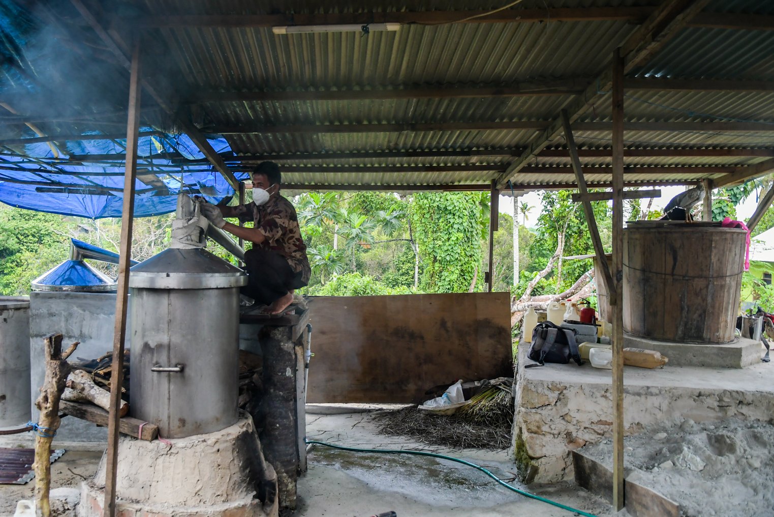 La Yapi (52) memasang alat pendingin ketel di Dusun Kranjang, Desa Wayame, Kecamatan Teluk Ambon, Kota Ambon, Provinsi Maluku.