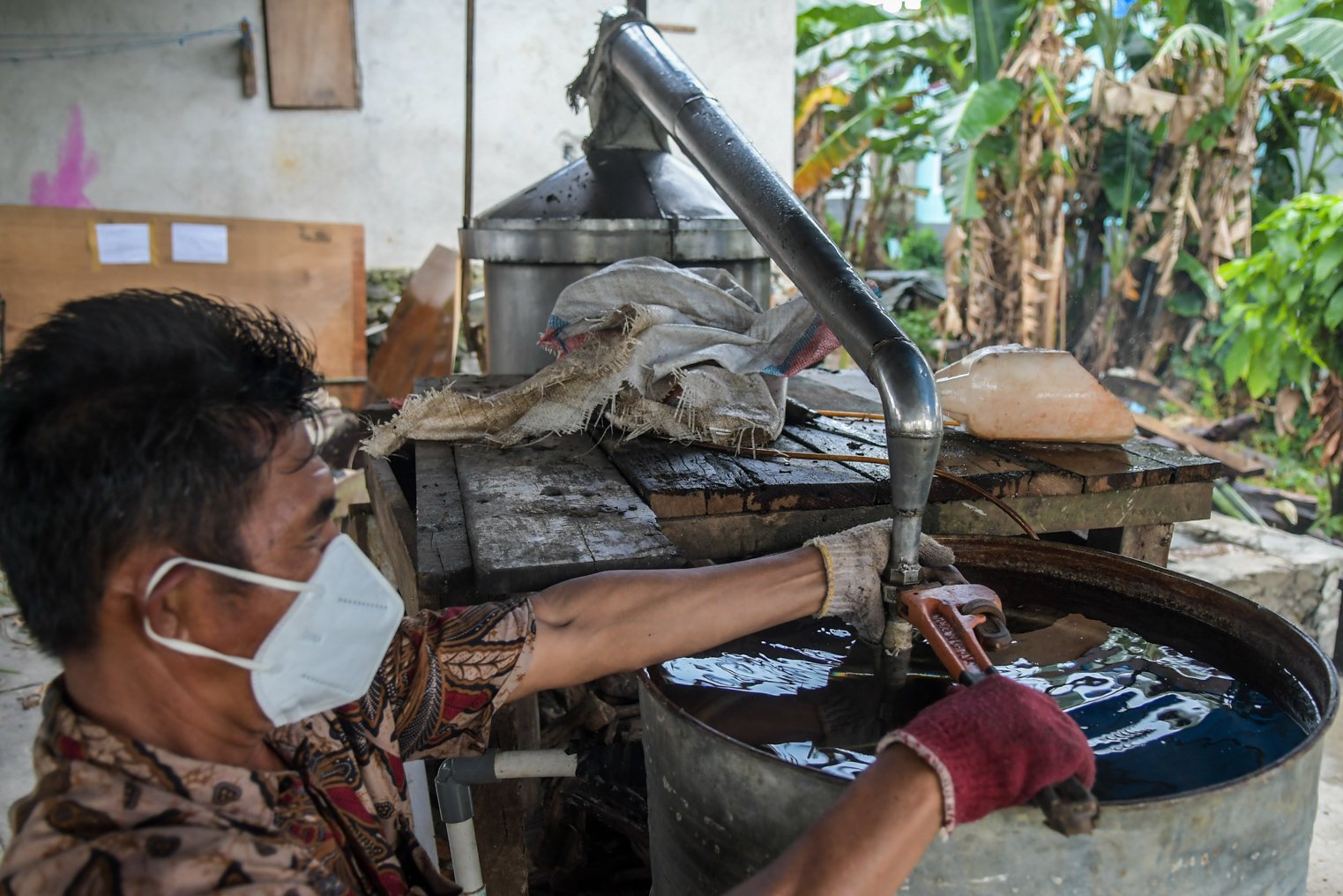 La Yapi (52) memasang alat pendingin ketel di Dusun Kranjang, Desa Wayame, Kecamatan Teluk Ambon, Kota Ambon, Provinsi Maluku.