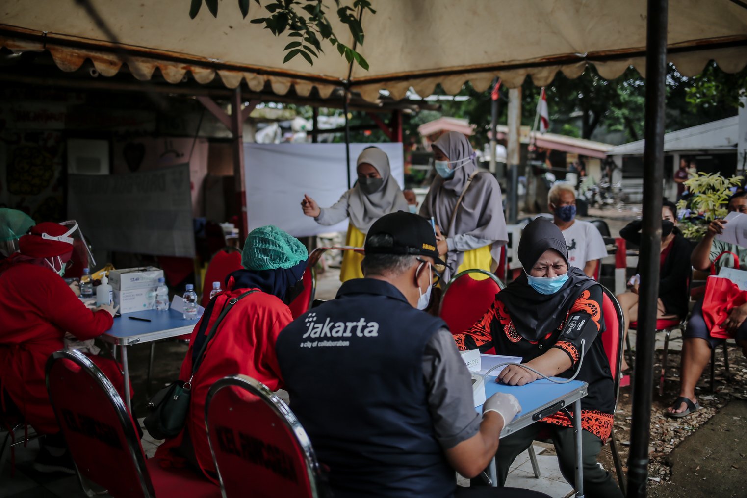 Tenaga kesehatan melakukan tahap skirining sebelum memberi suntik vaksin COVID-19 kepada warga Pancoran Buntu II, Jakarta, Jumat (10/12/2021). Indonesia menempati peringkat lima dalam daftar negara-negara sedunia dengan jumlah orang terbanyak yang sudah disuntik vaksin COVID-19 dosis penuh, menurut Our World in Data hingga Selasa (7/12/2021) kemarin.