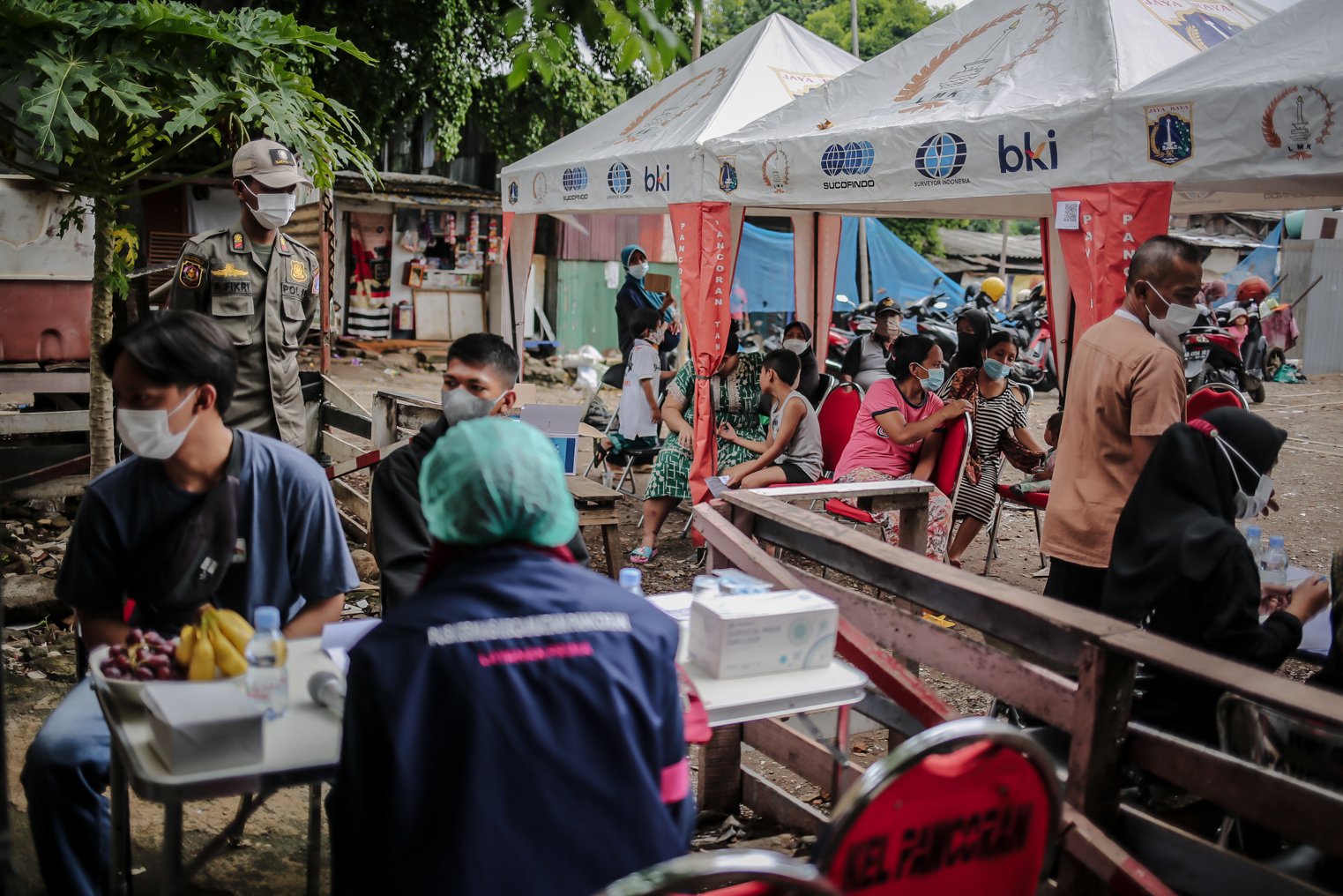Sejumlah warga menjalani antrean saat akan menerima suntik vaksin COVID-19 di Jalan Pancoran Buntu II, Jakarta, Jumat (10/12/2021). Indonesia menempati peringkat lima dalam daftar negara-negara sedunia dengan jumlah orang terbanyak yang sudah disuntik vaksin COVID-19 dosis penuh, menurut Our World in Data hingga Selasa (7/12/2021) kemarin.