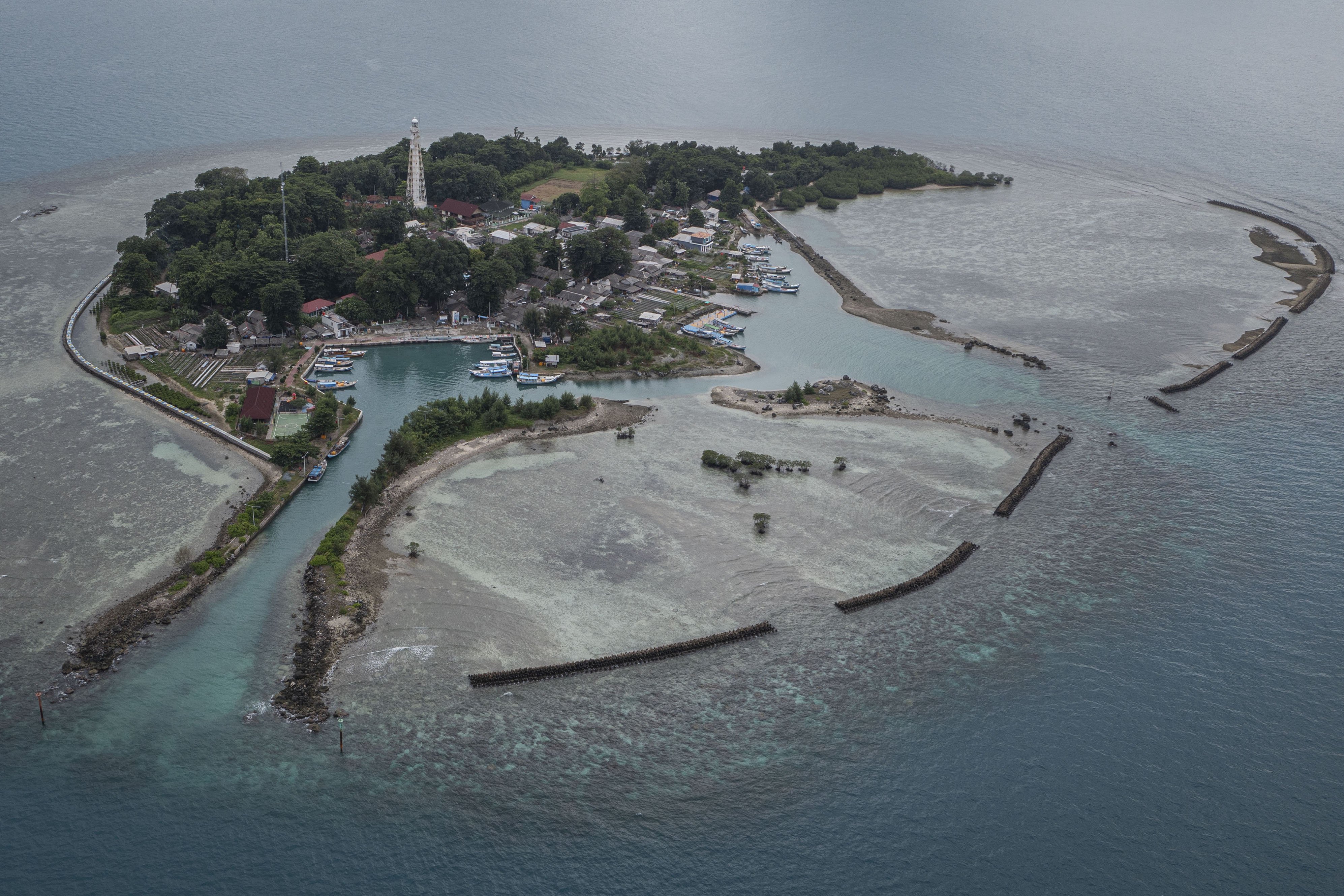 Foto udara suasana Pulau Sabira, Kepulauan Seribu, Provinsi DKI Jakarta. 