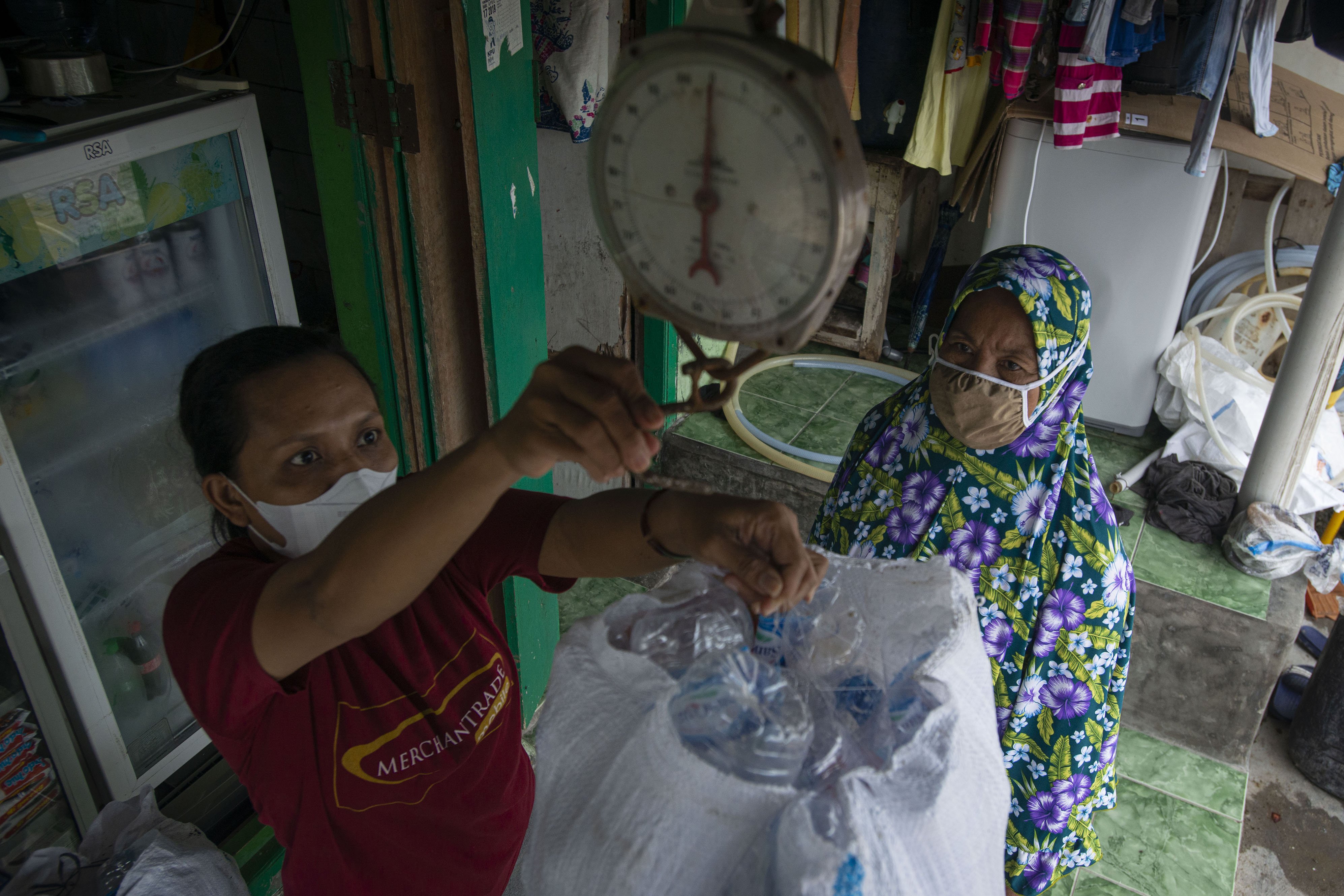 Petugas Bank Sampah Sabira Bersih Gembira menimbang karung beirisi limbah plastik yang dikumpulkan warga di Pulau Sabira, Kepulauan Seribu, Provinsi DKI Jakarta.