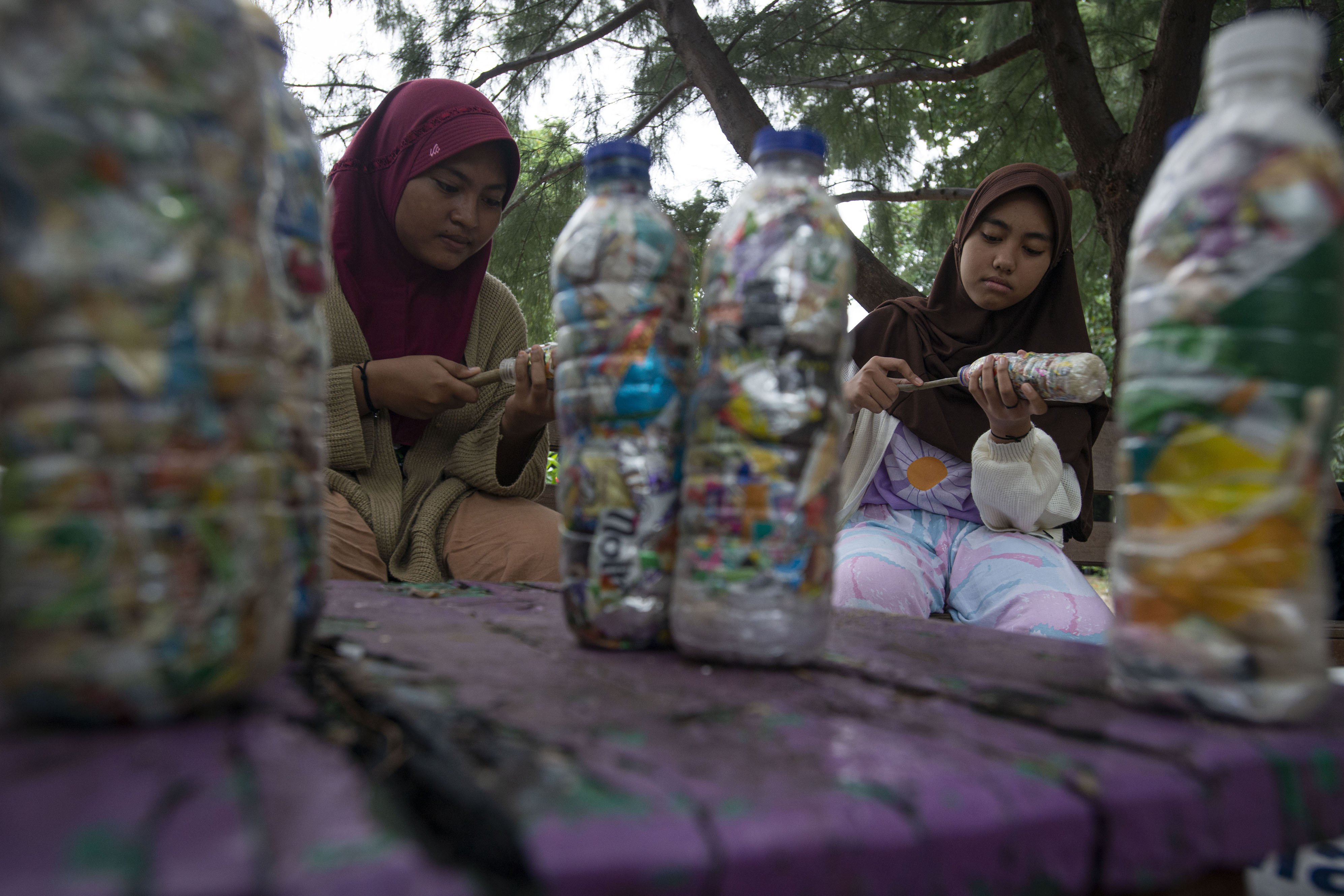 Sejumlah warga membuat kerajinan ecobrick berbahan dasar sampah plastik di Pulau Sabira, Kepulauan Seribu, Jakarta.
