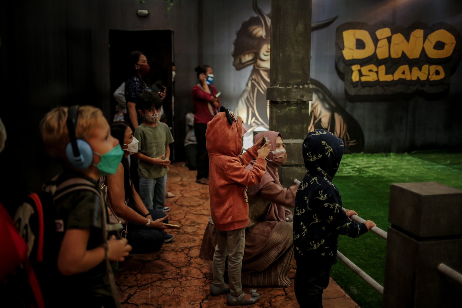 Pengunjung menyaksikan replika hewan prasejarah dalam wahana Dino Factory by Dino Island di Mal Kota Kasablanka, Jakarta, Jumat (17/12/2021). Wahana tersebut dihardikan selain untuk memeriahkan Natal 2021 dan tahun baru 2022 juga menjadi sarana edukasi pengetahuan tentang hewan-hewan di masa prasejarah kepada pengunjung.